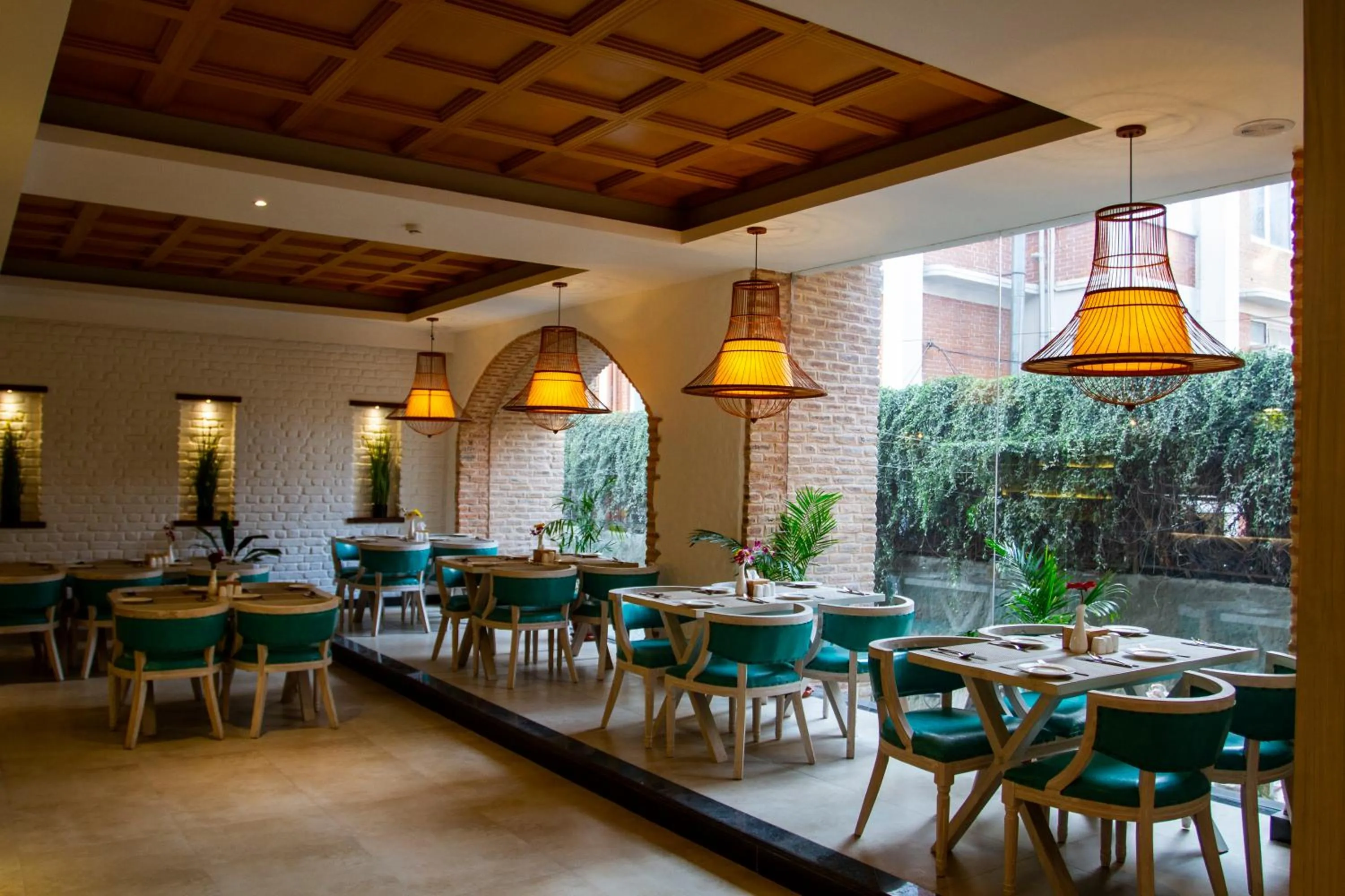Restaurant/places to eat in Arushi Boutique Hotel