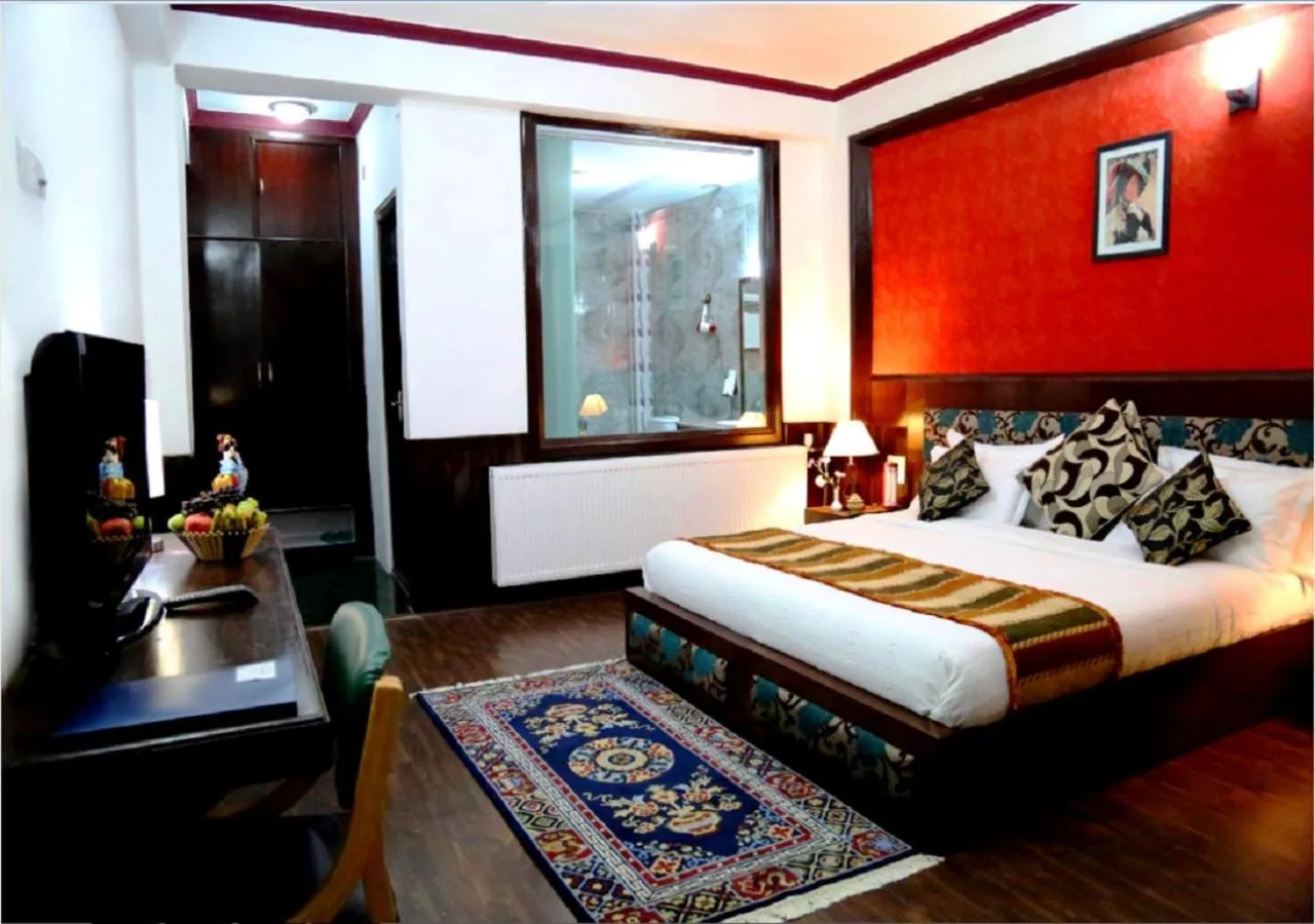 Bathroom, Bed in Hotel Shangrila - Leh