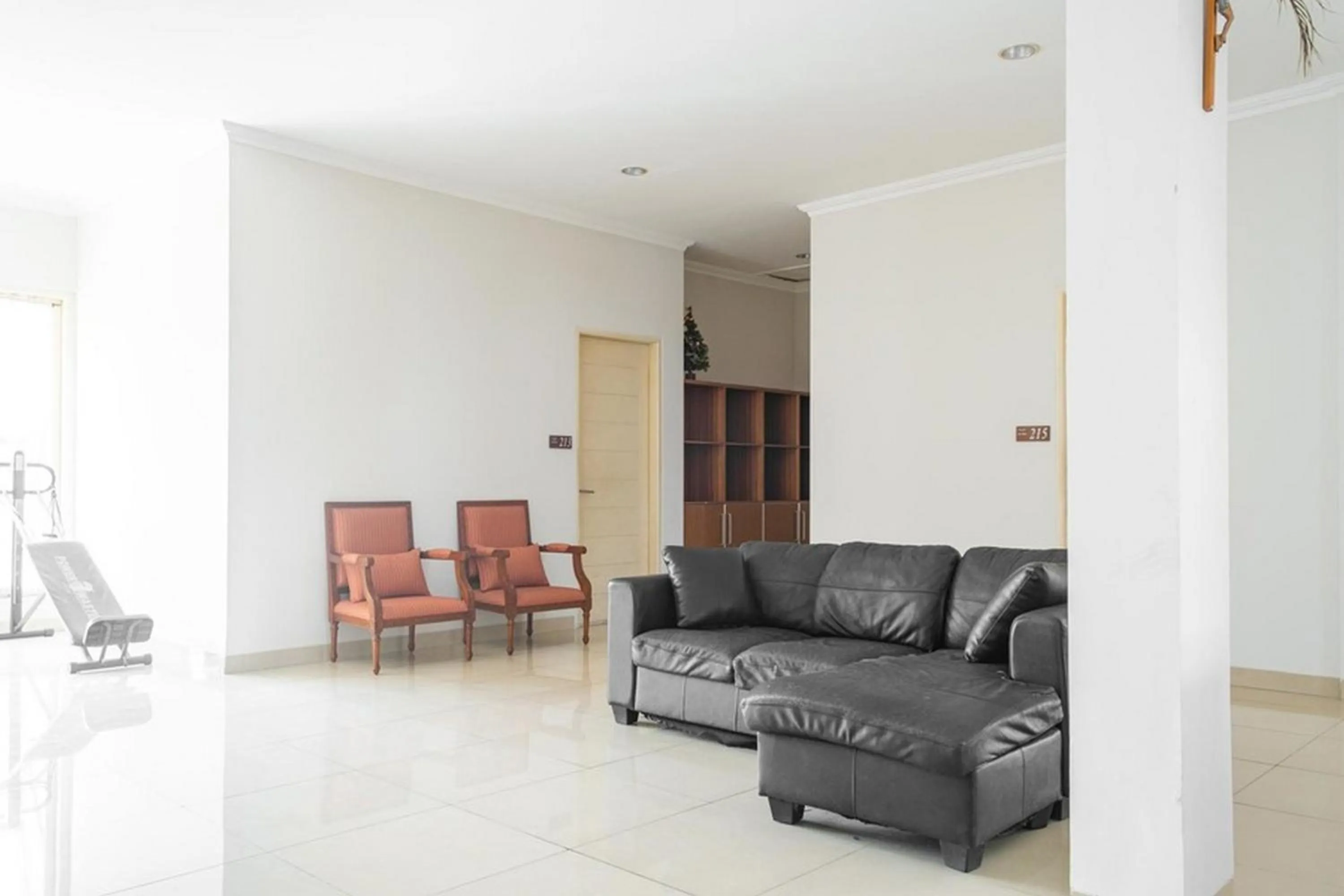 Living room in RedDoorz near Siloam Karawaci 3