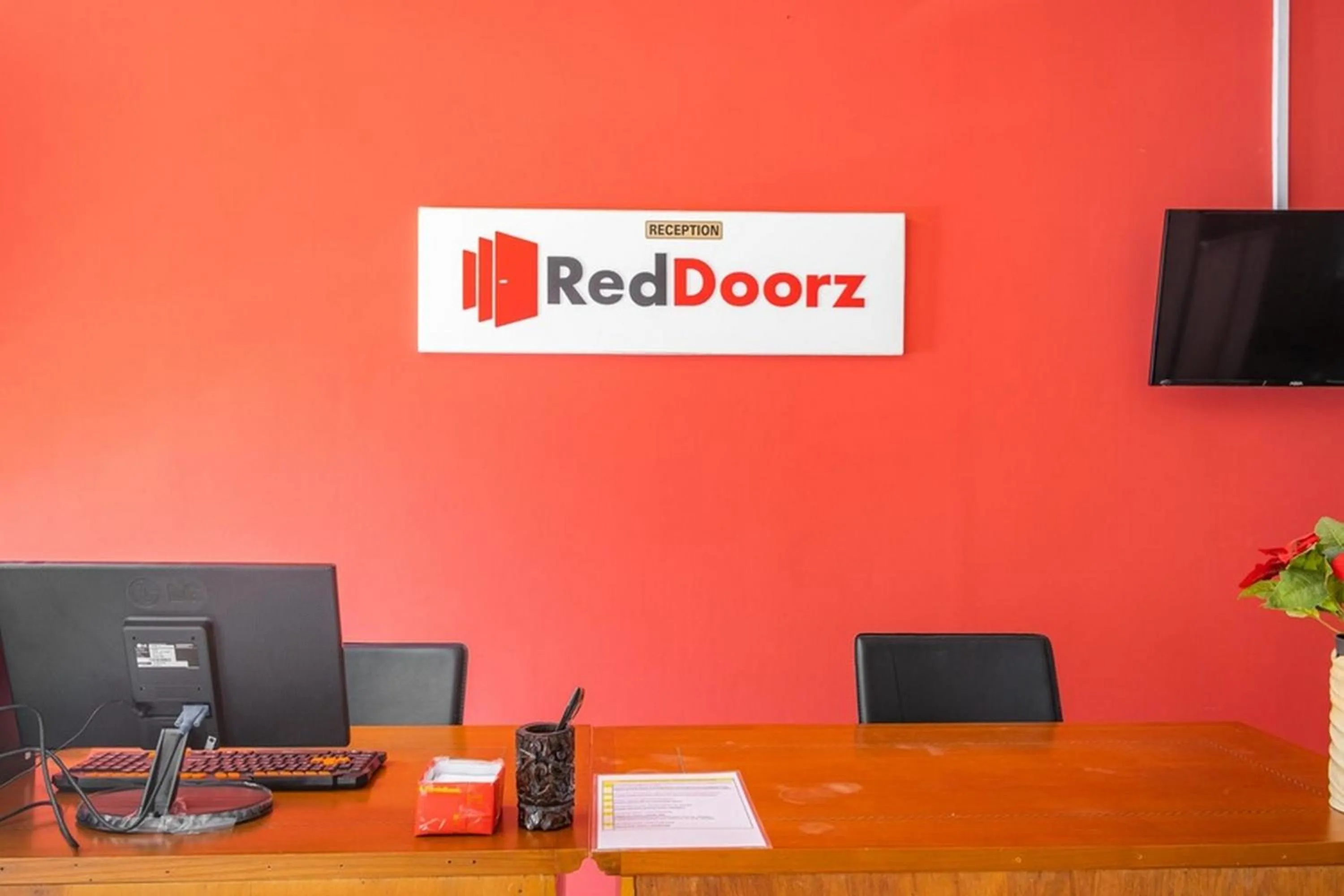 Lobby or reception in RedDoorz near Siloam Karawaci 3
