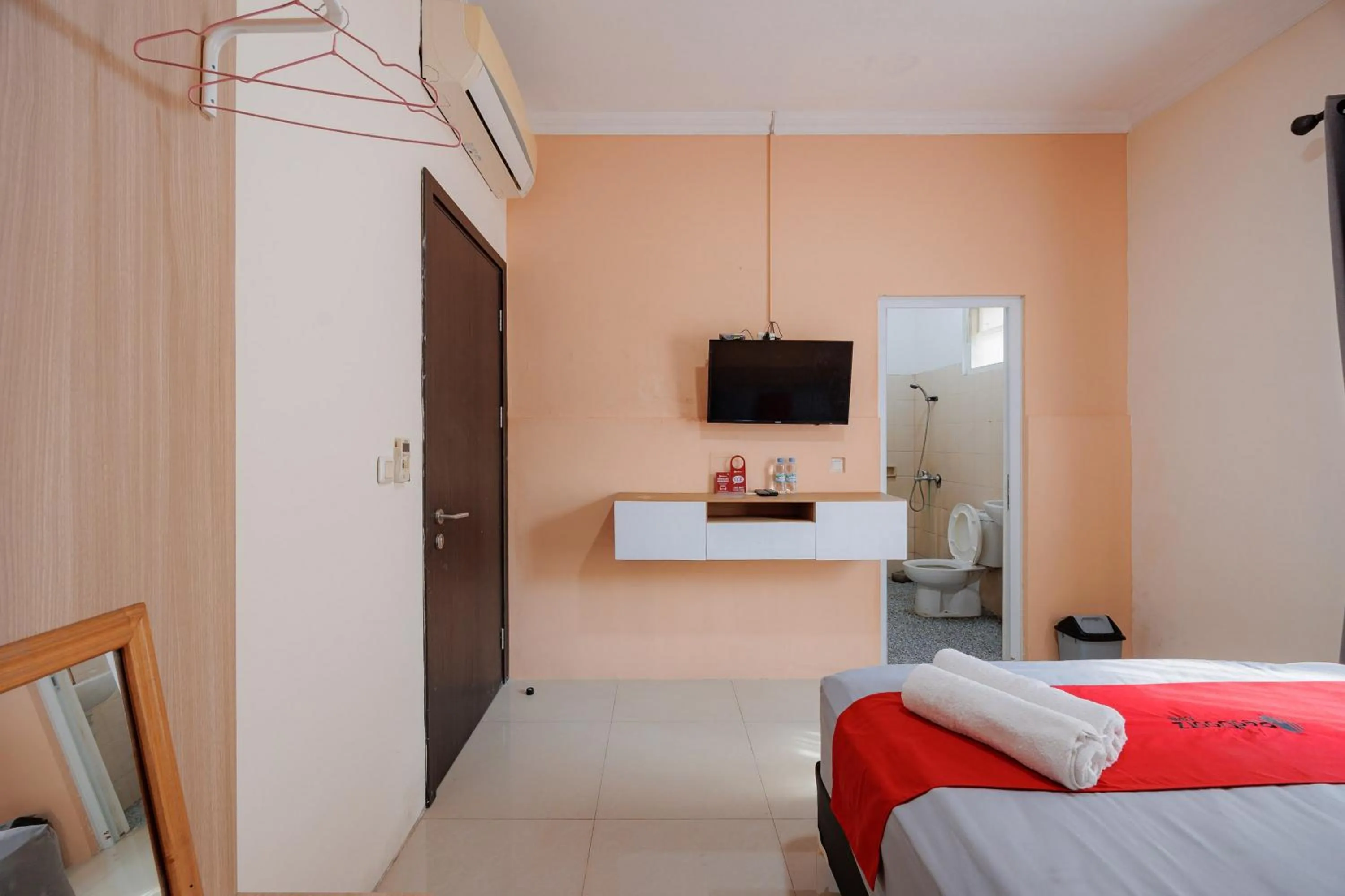 Bedroom, Bed in RedDoorz near Siloam Karawaci 3