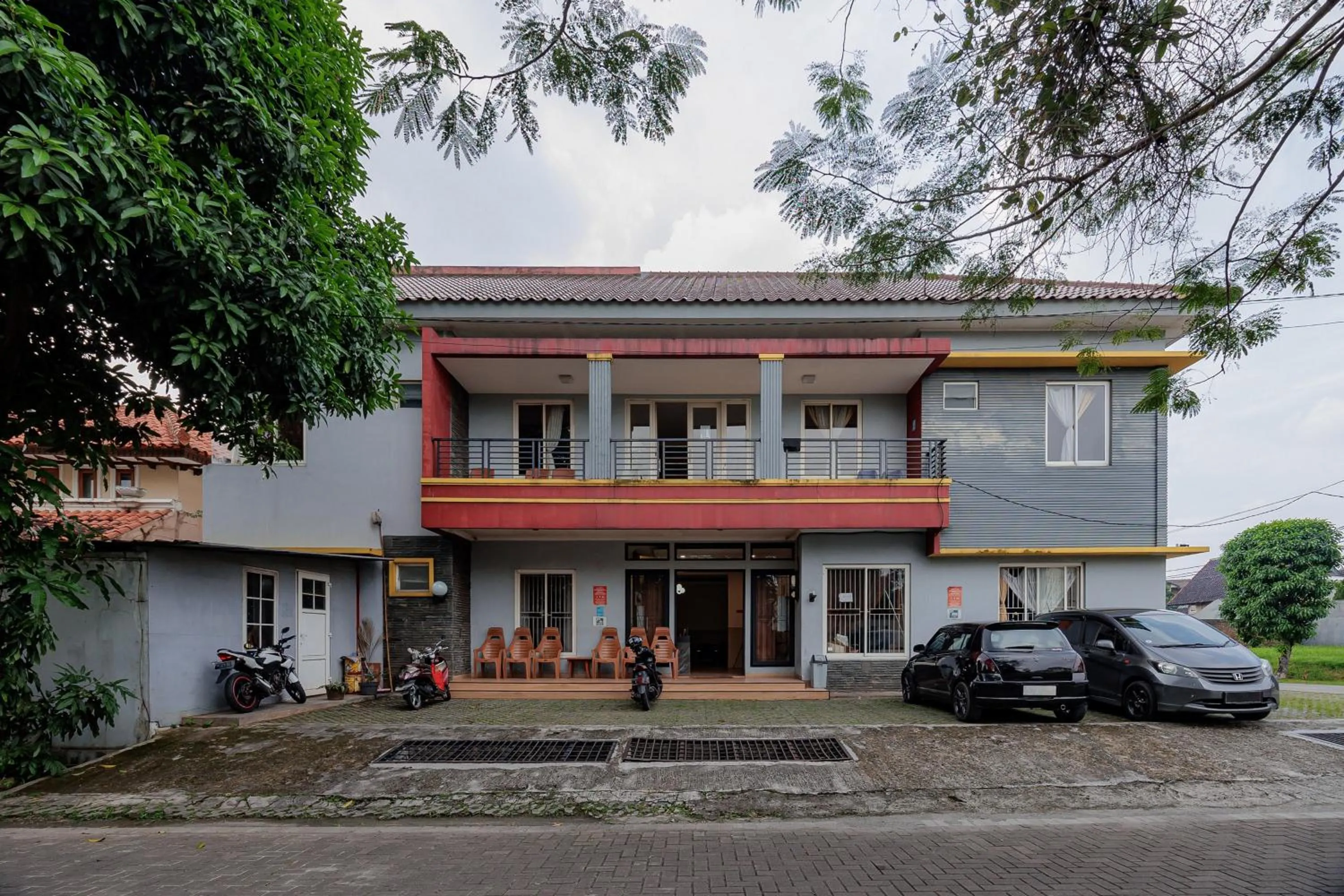 Facade/entrance in RedDoorz near Siloam Karawaci 3