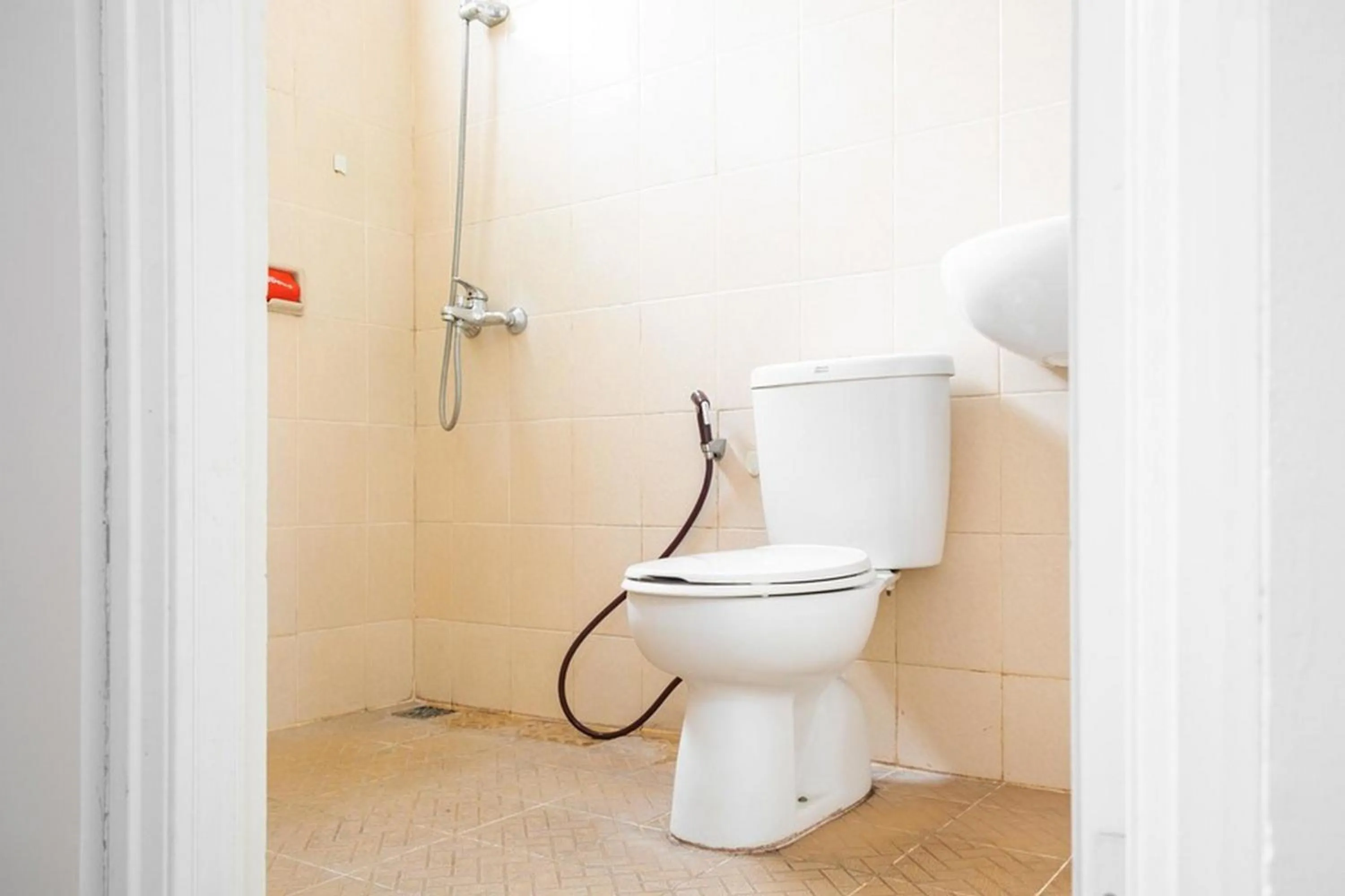 Bathroom in RedDoorz near Siloam Karawaci 3