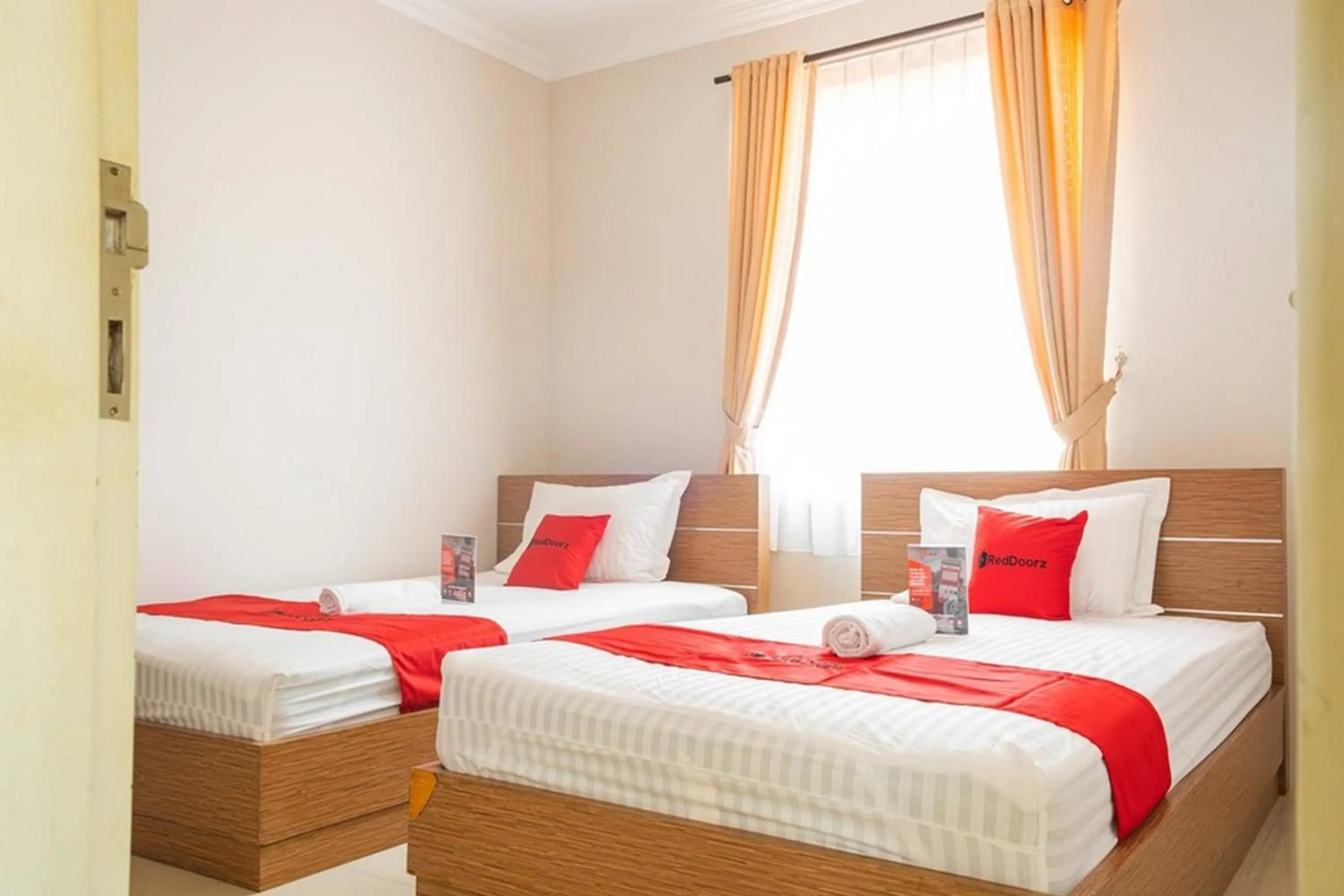 Bedroom, Bed in RedDoorz near Siloam Karawaci 3