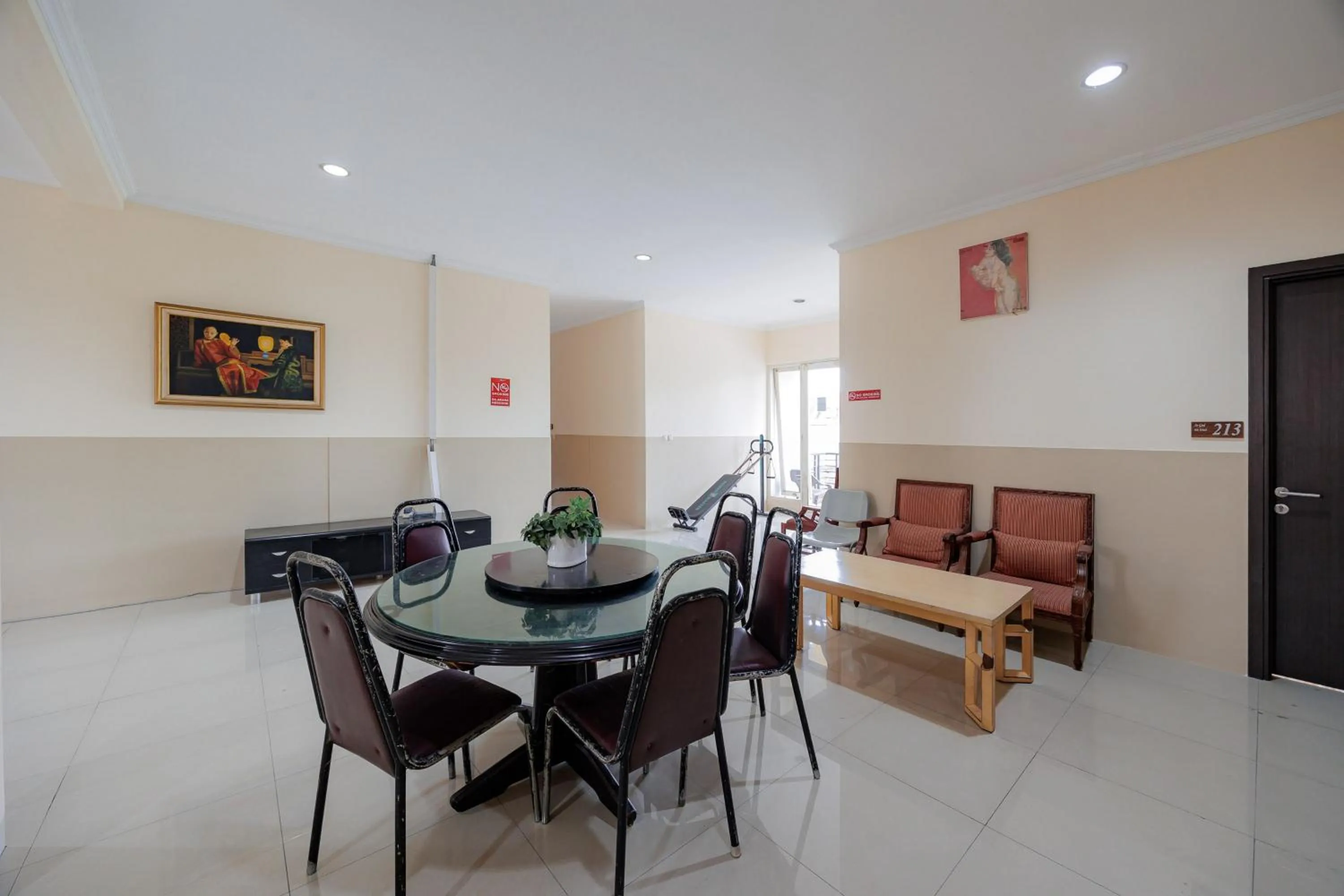 Seating area in RedDoorz near Siloam Karawaci 3