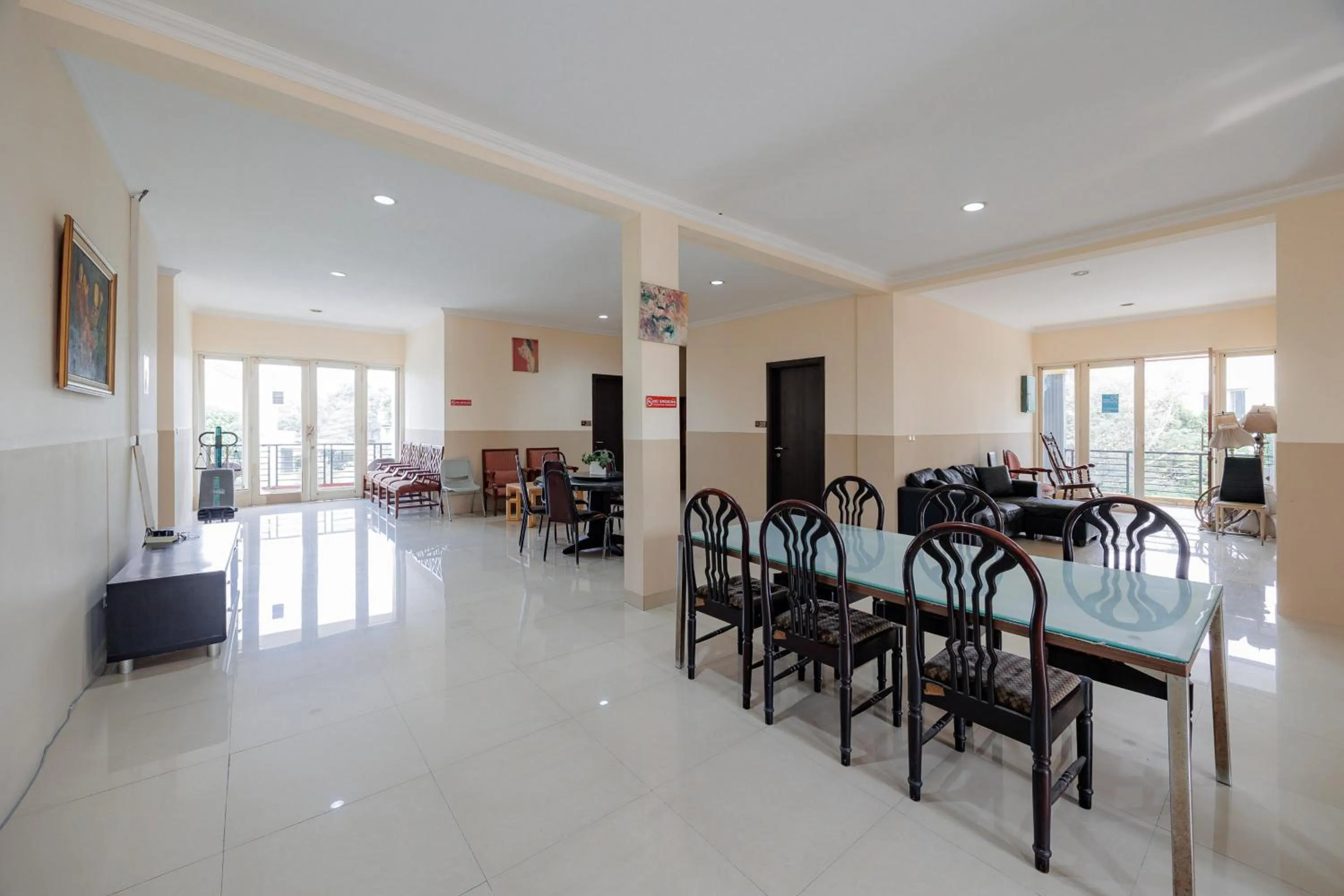 Seating area in RedDoorz near Siloam Karawaci 3