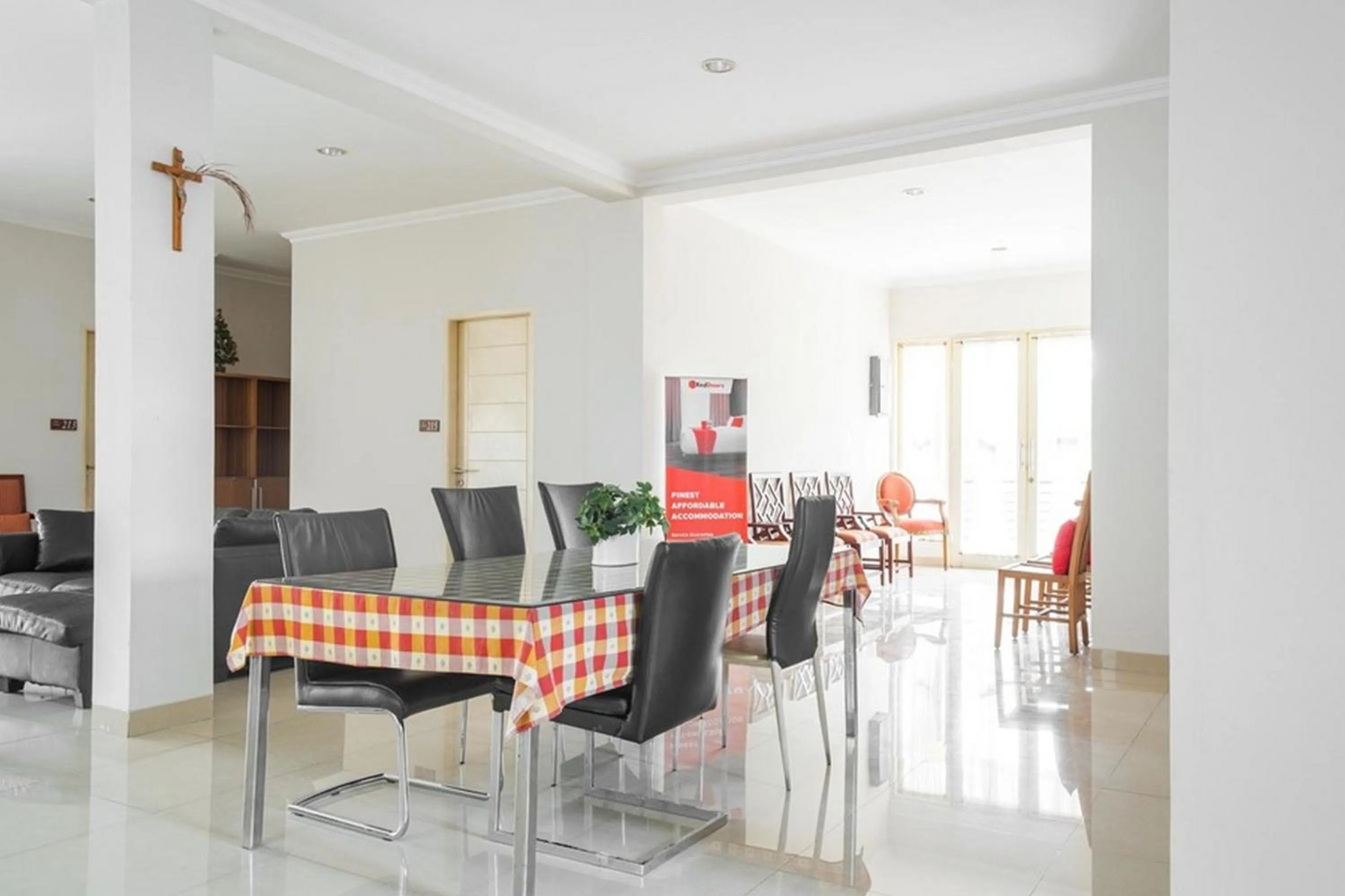 Dining area in RedDoorz near Siloam Karawaci 3