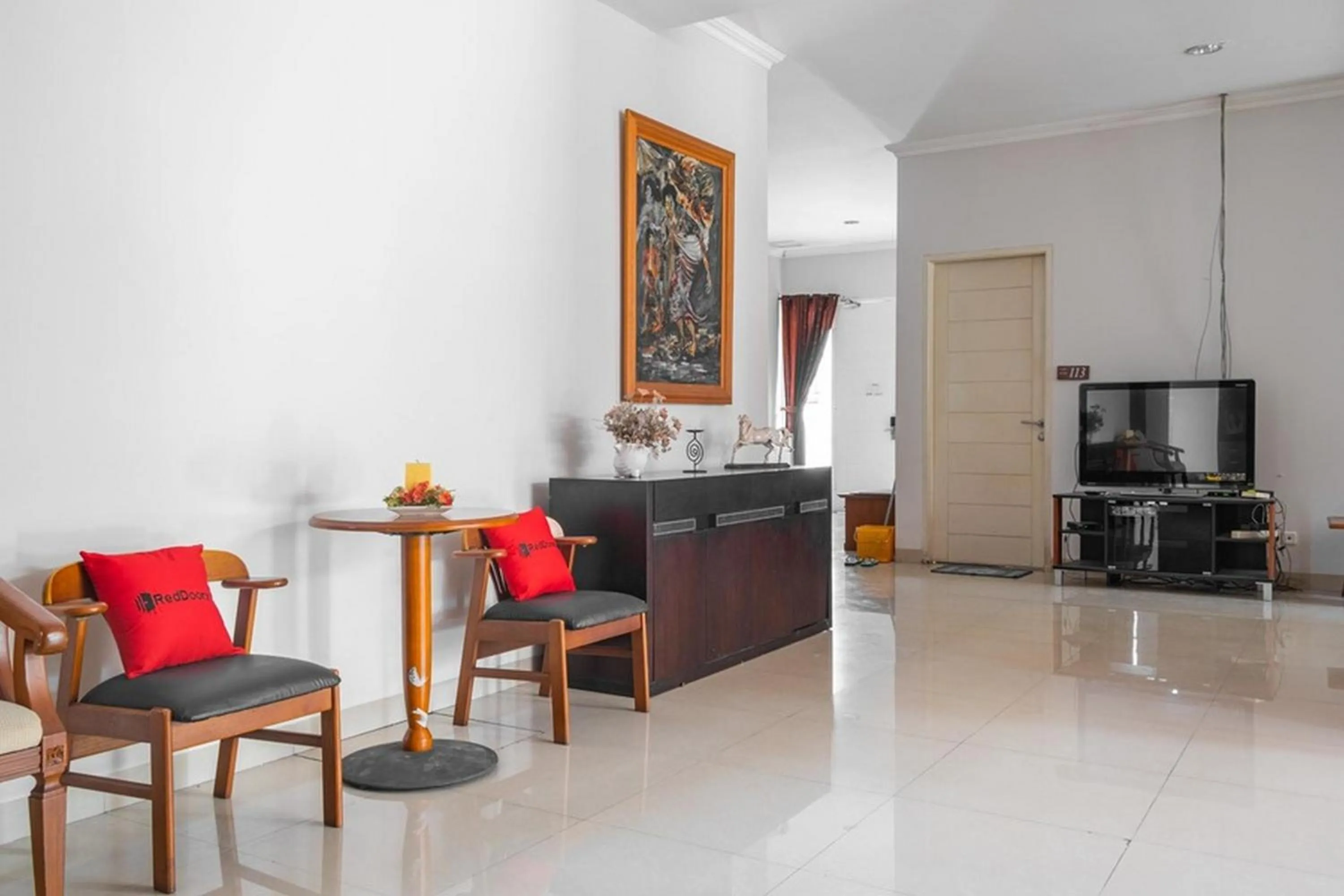 Living room in RedDoorz near Siloam Karawaci 3
