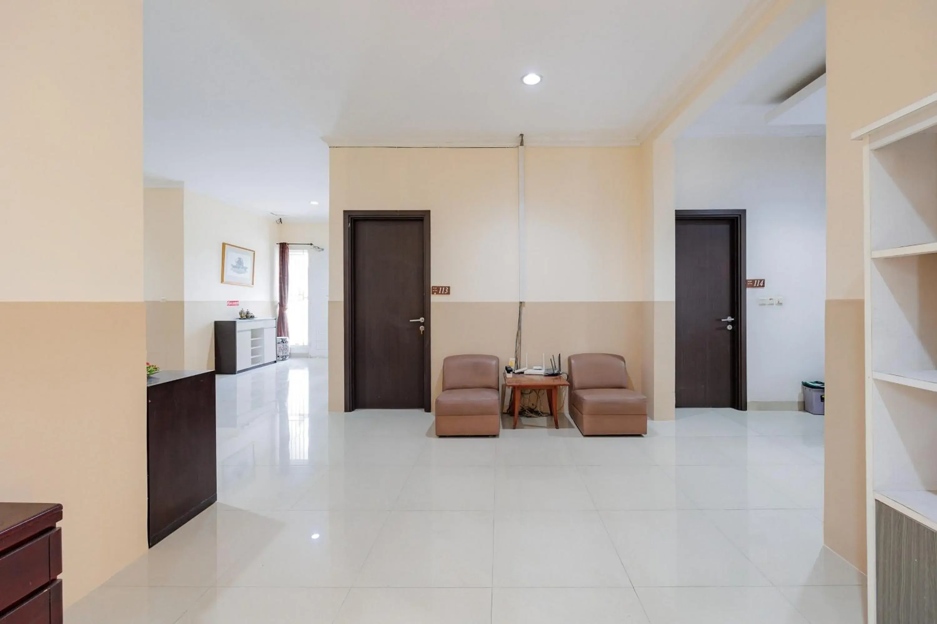 Seating area in RedDoorz near Siloam Karawaci 3 Seating area in RedDoorz near Siloam Karawaci 3