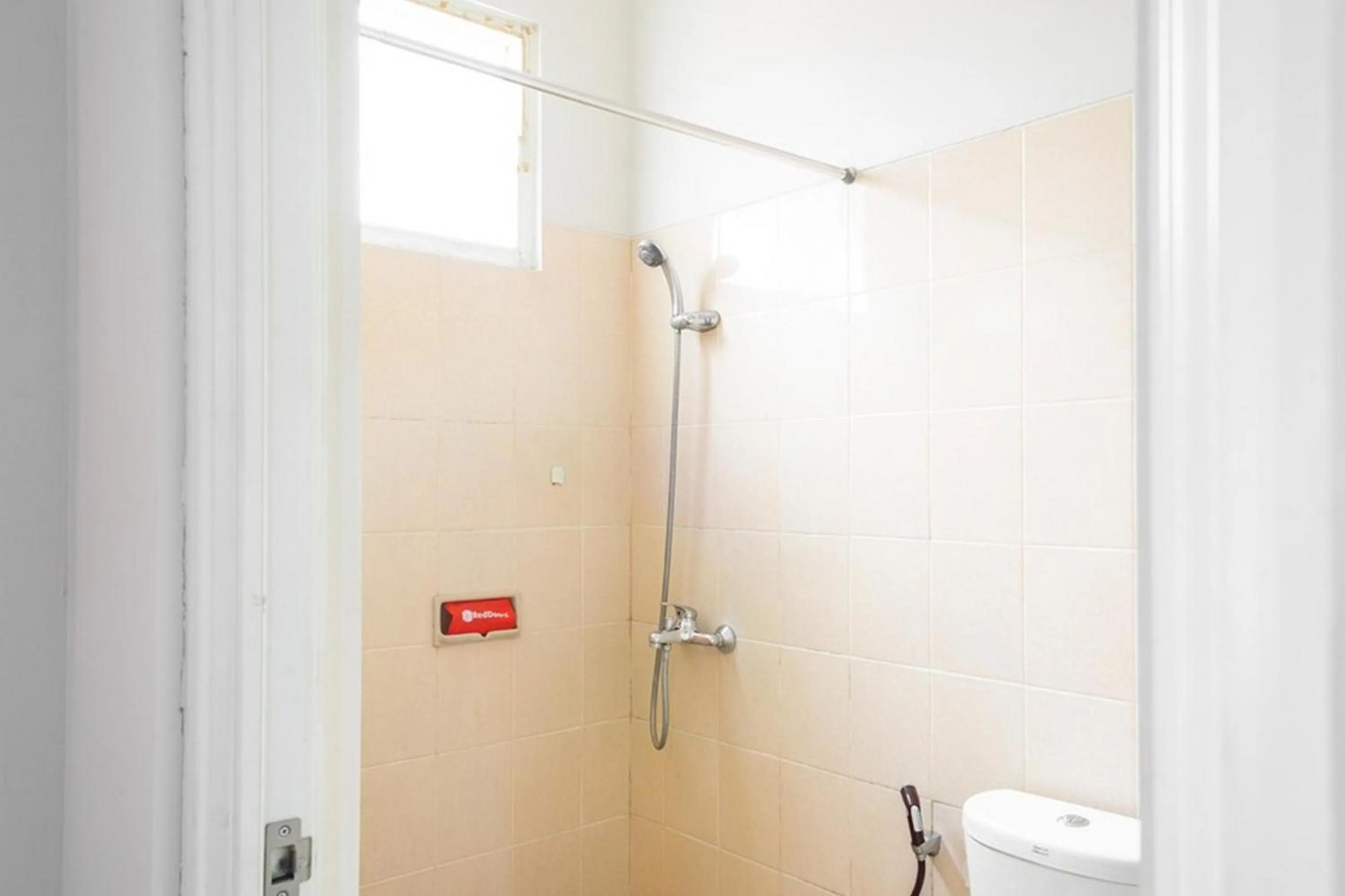 Bathroom in RedDoorz near Siloam Karawaci 3