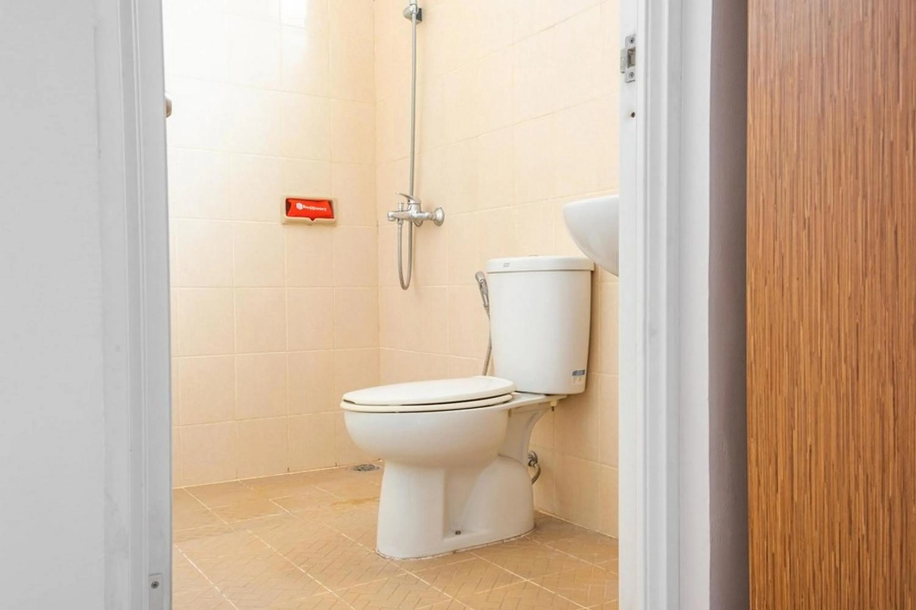 Bathroom in RedDoorz near Siloam Karawaci 3