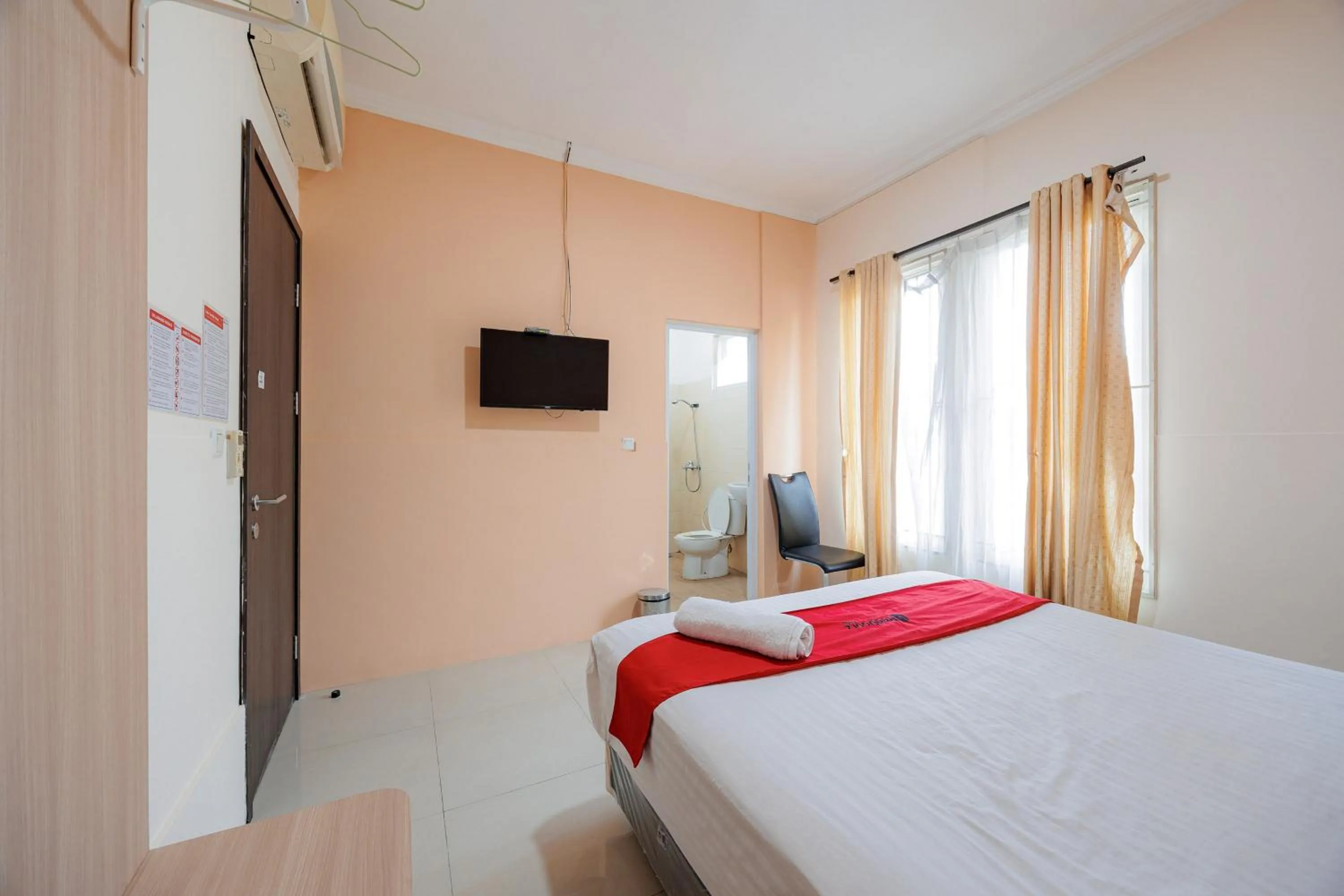 Bedroom, Bed in RedDoorz near Siloam Karawaci 3