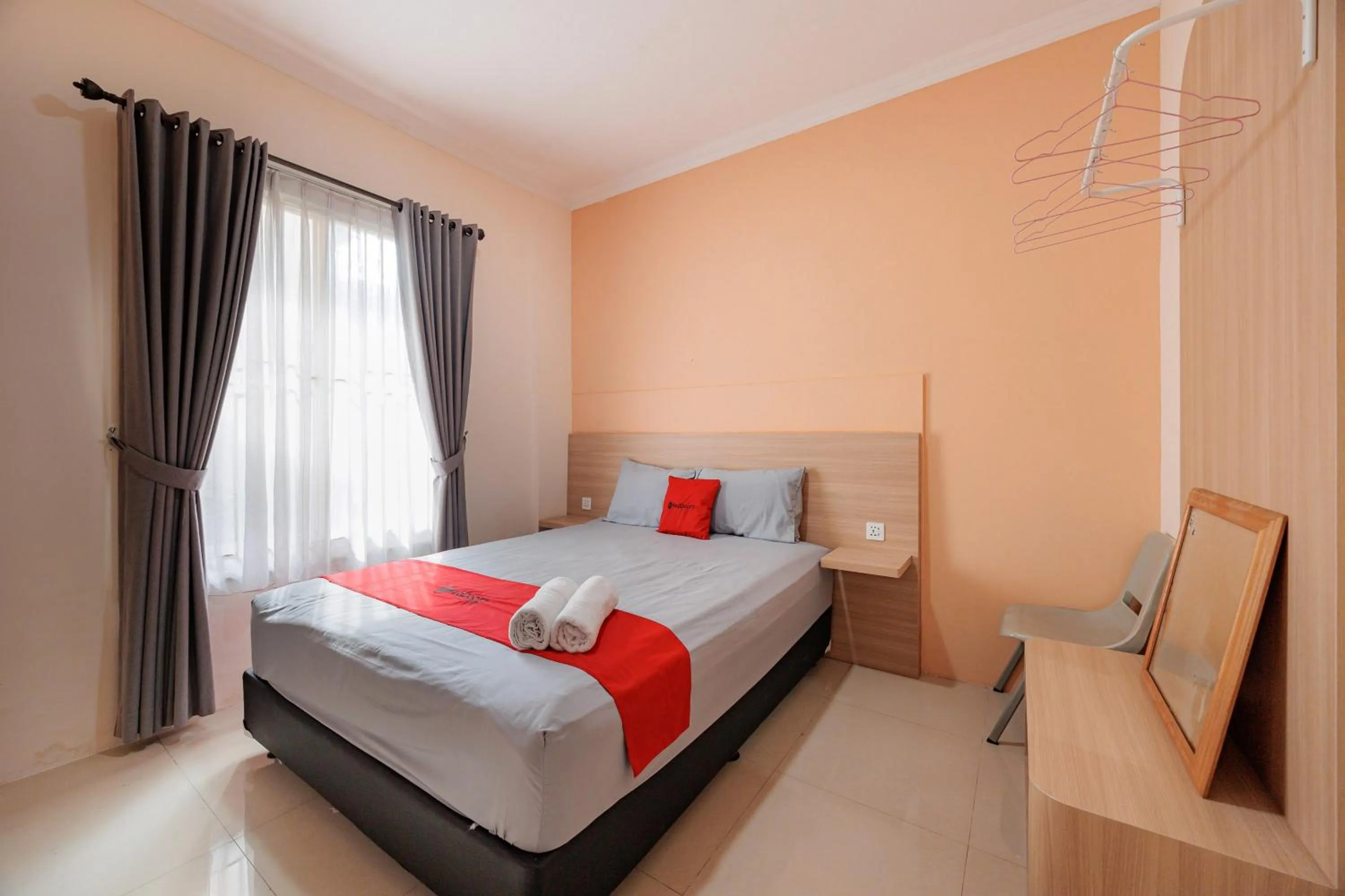 Bedroom, Bed in RedDoorz near Siloam Karawaci 3