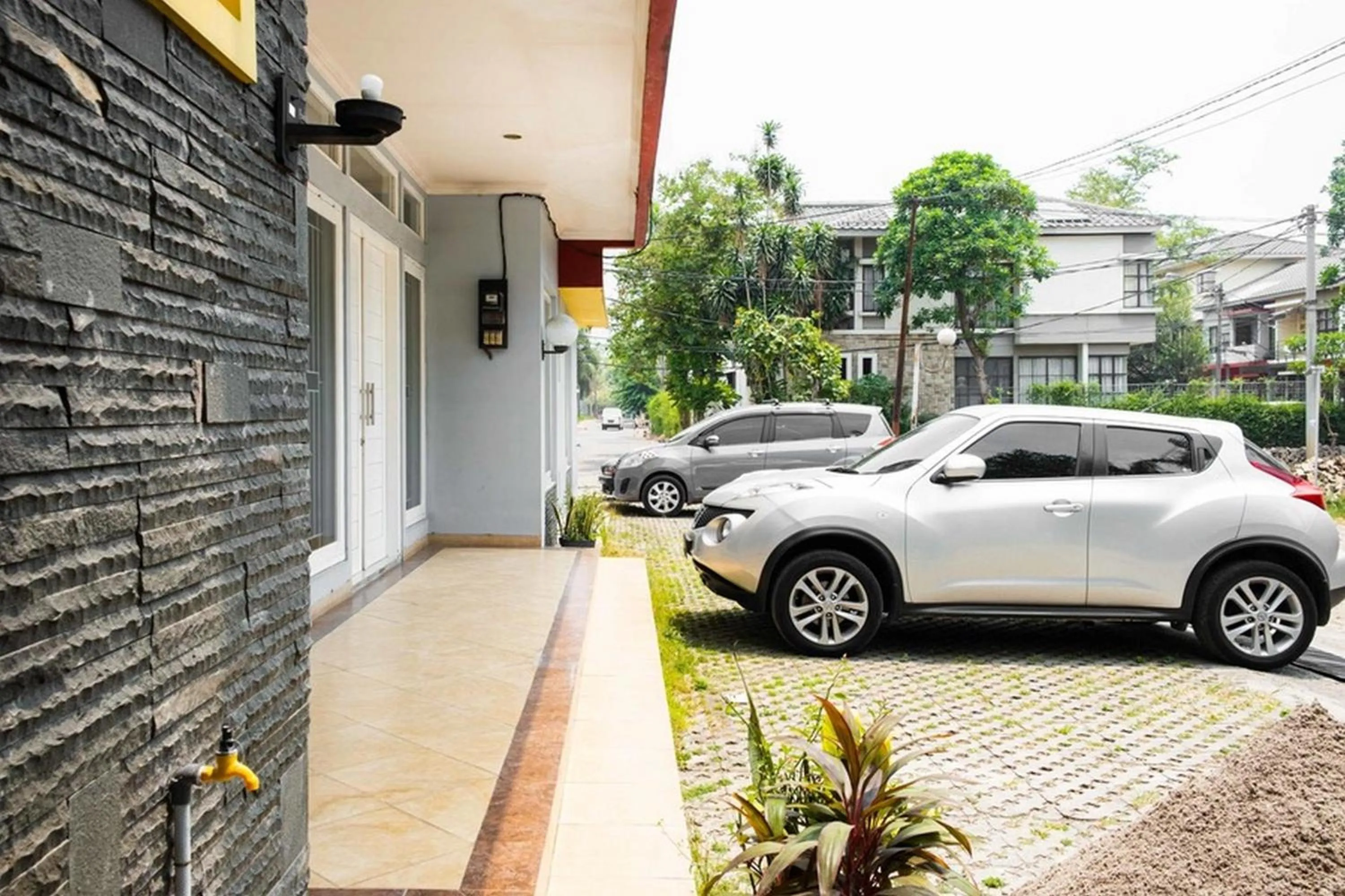 Facade/entrance in RedDoorz near Siloam Karawaci 3