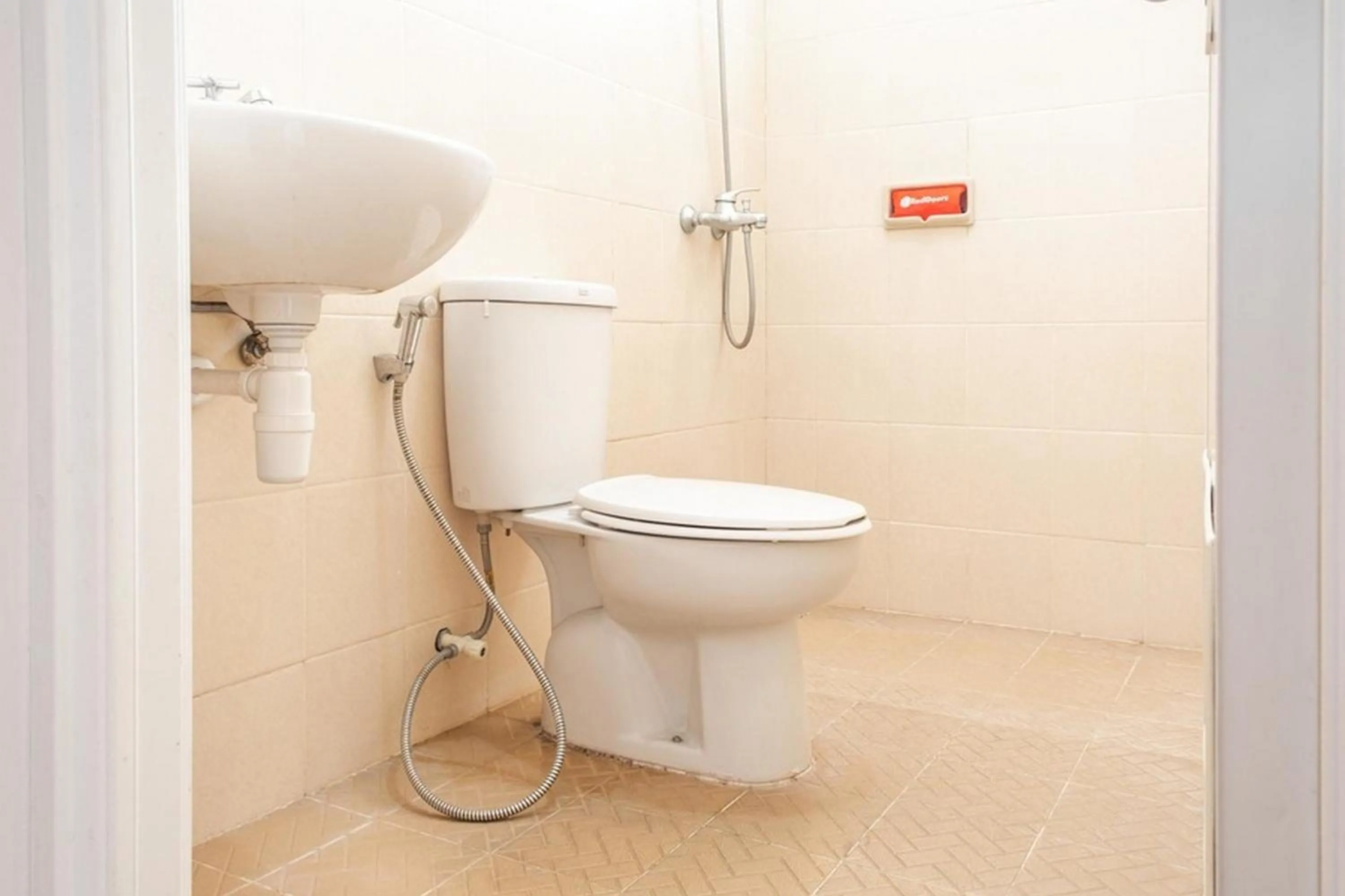 Bathroom in RedDoorz near Siloam Karawaci 3