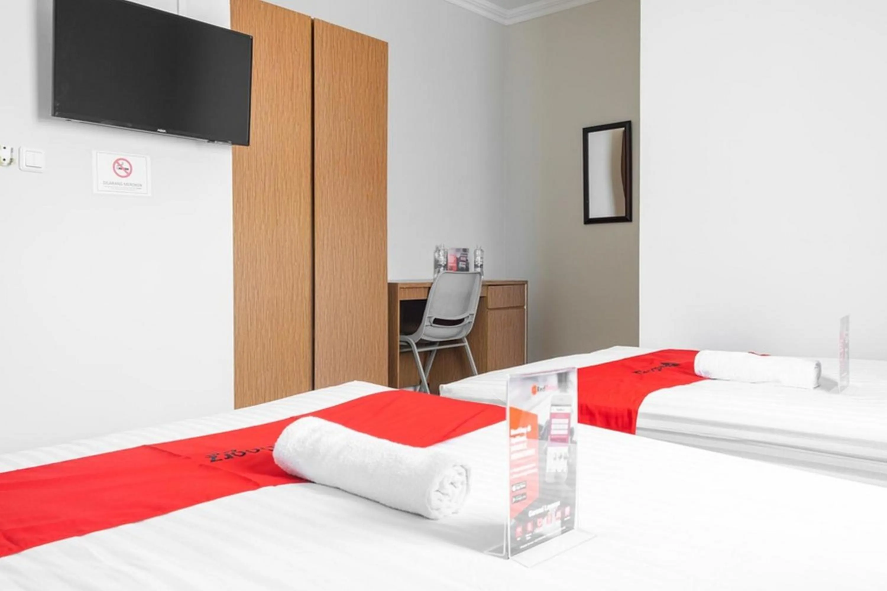 TV and multimedia, Bed in RedDoorz near Siloam Karawaci 3