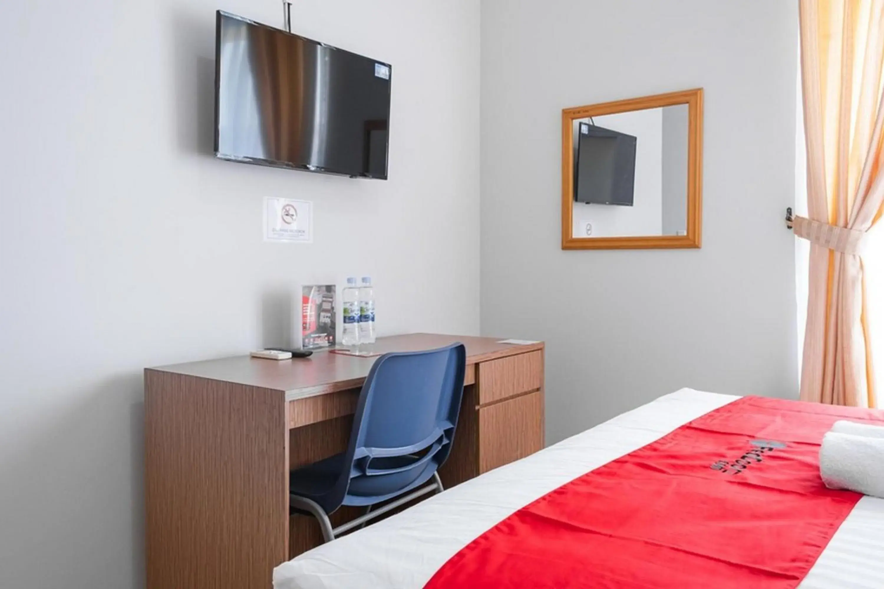 TV and multimedia, Bed in RedDoorz near Siloam Karawaci 3 TV and multimedia, Bed in RedDoorz near Siloam Karawaci 3