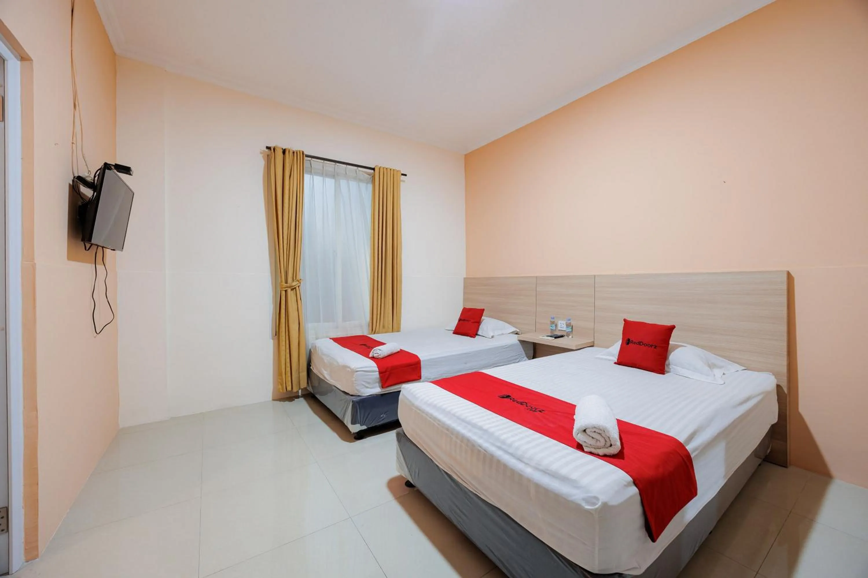 Bedroom, Bed in RedDoorz near Siloam Karawaci 3