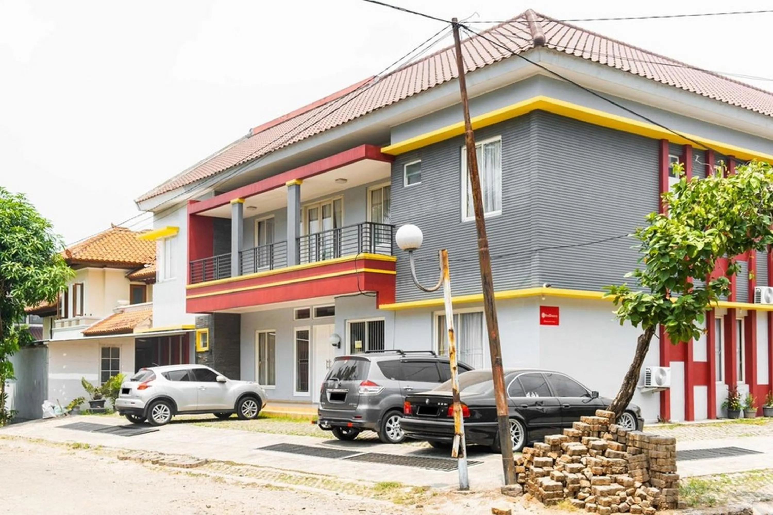 Facade/entrance in RedDoorz near Siloam Karawaci 3