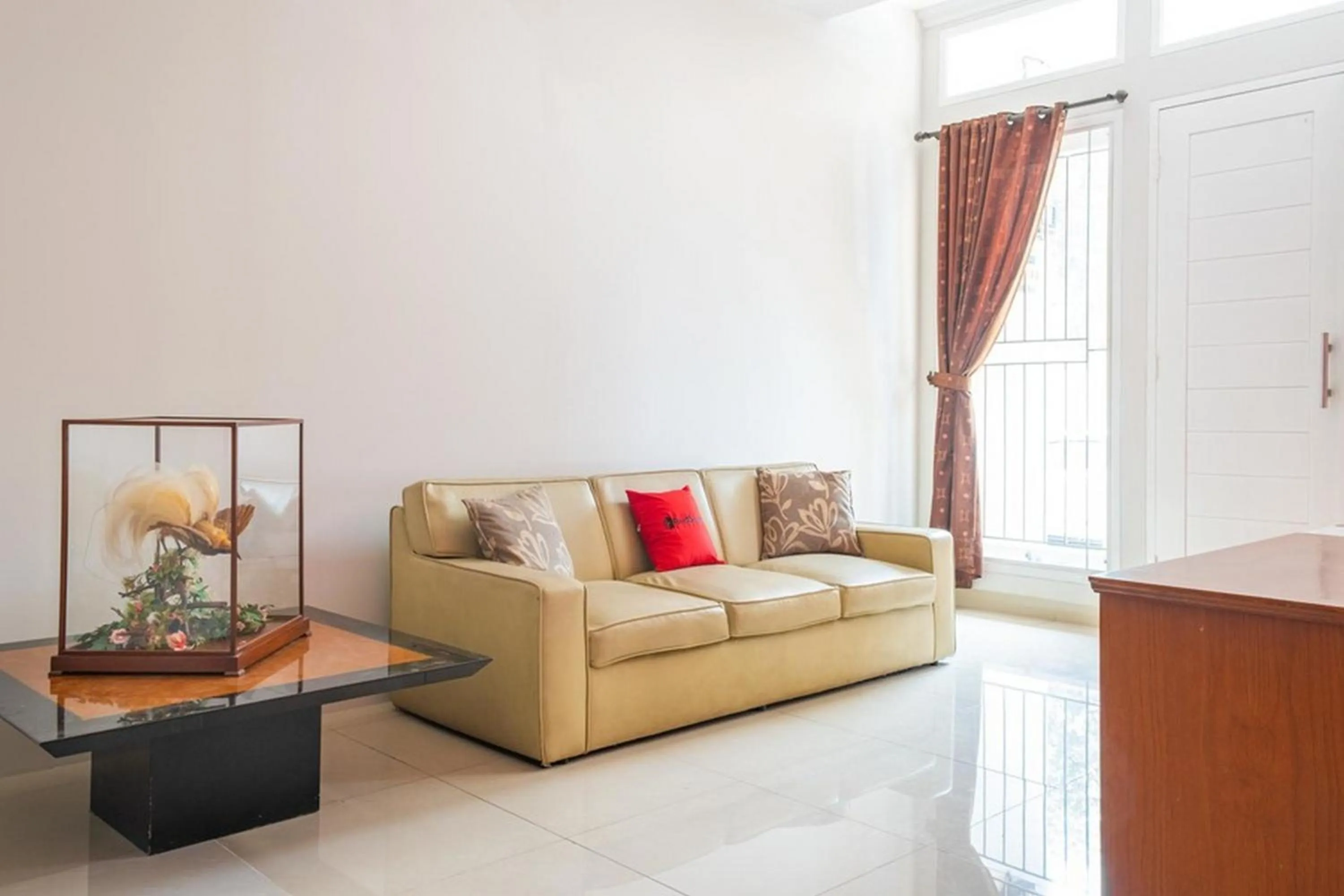 Living room in RedDoorz near Siloam Karawaci 3
