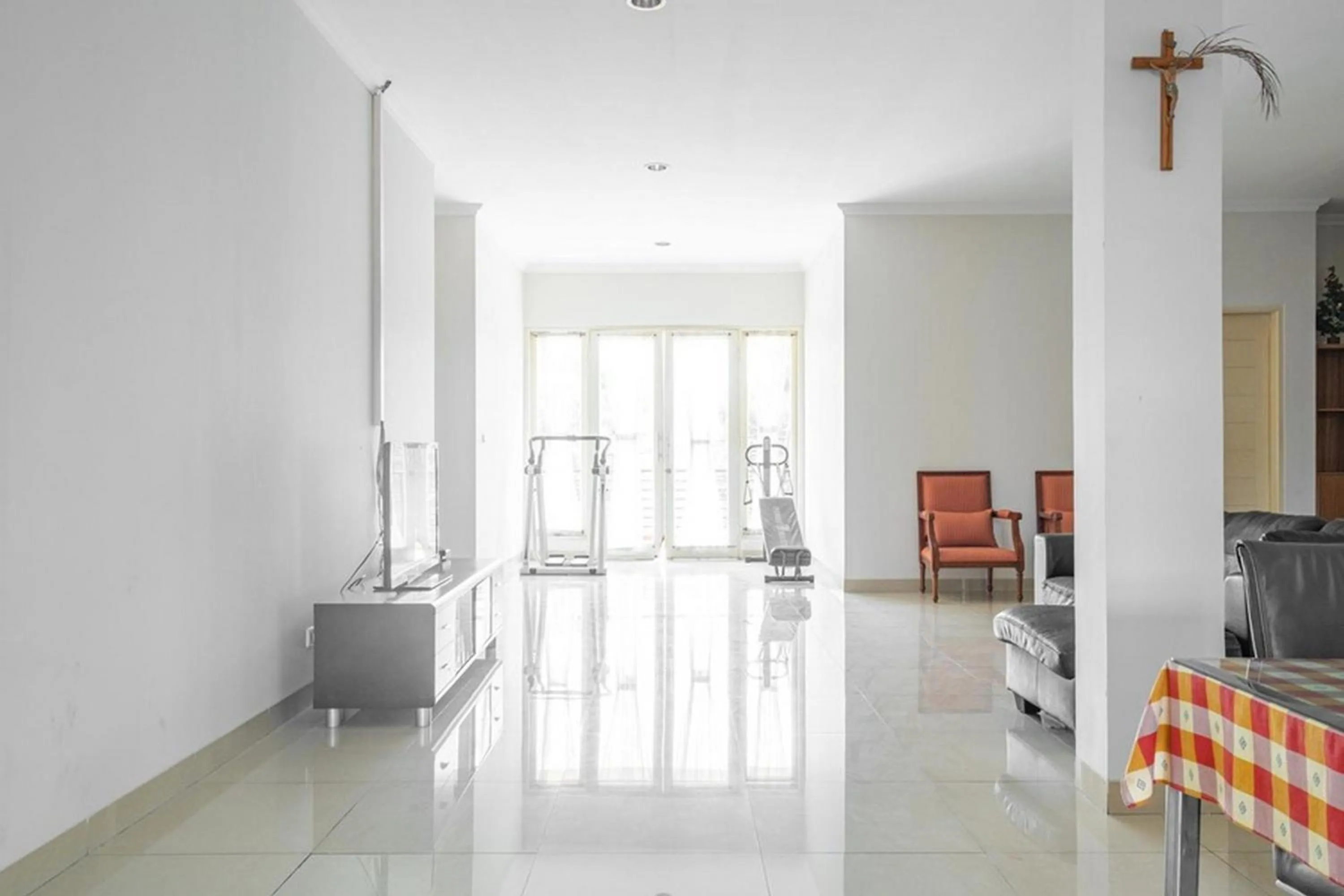 Lobby or reception in RedDoorz near Siloam Karawaci 3