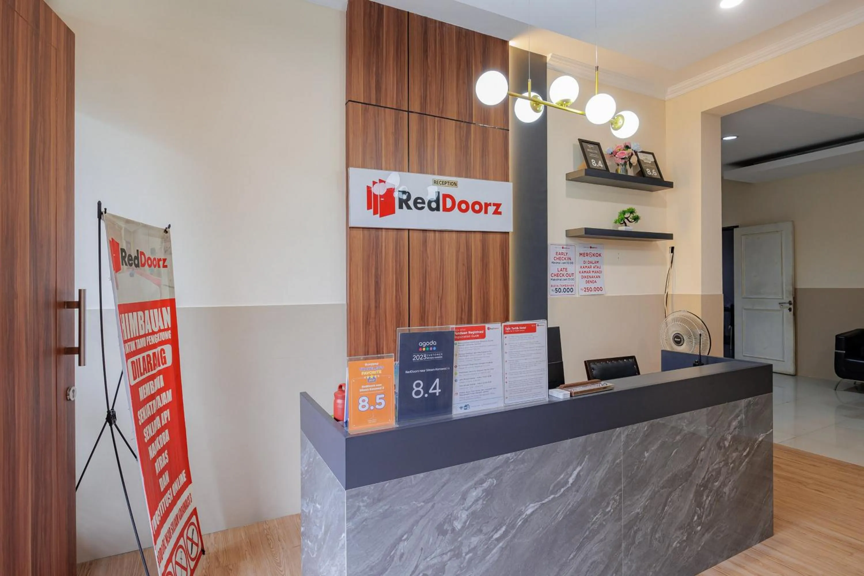 Lobby or reception in RedDoorz near Siloam Karawaci 3