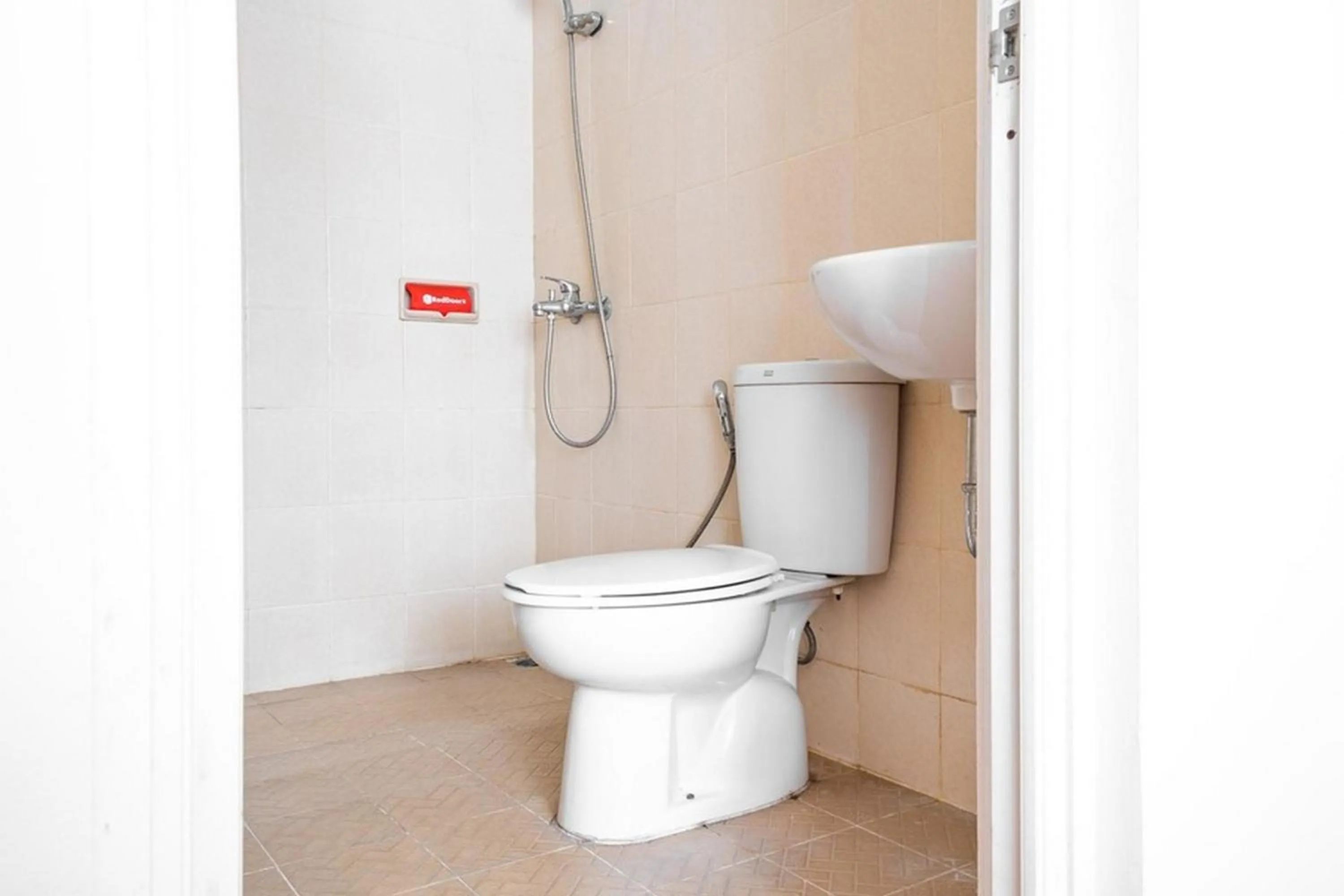 Bathroom in RedDoorz near Siloam Karawaci 3