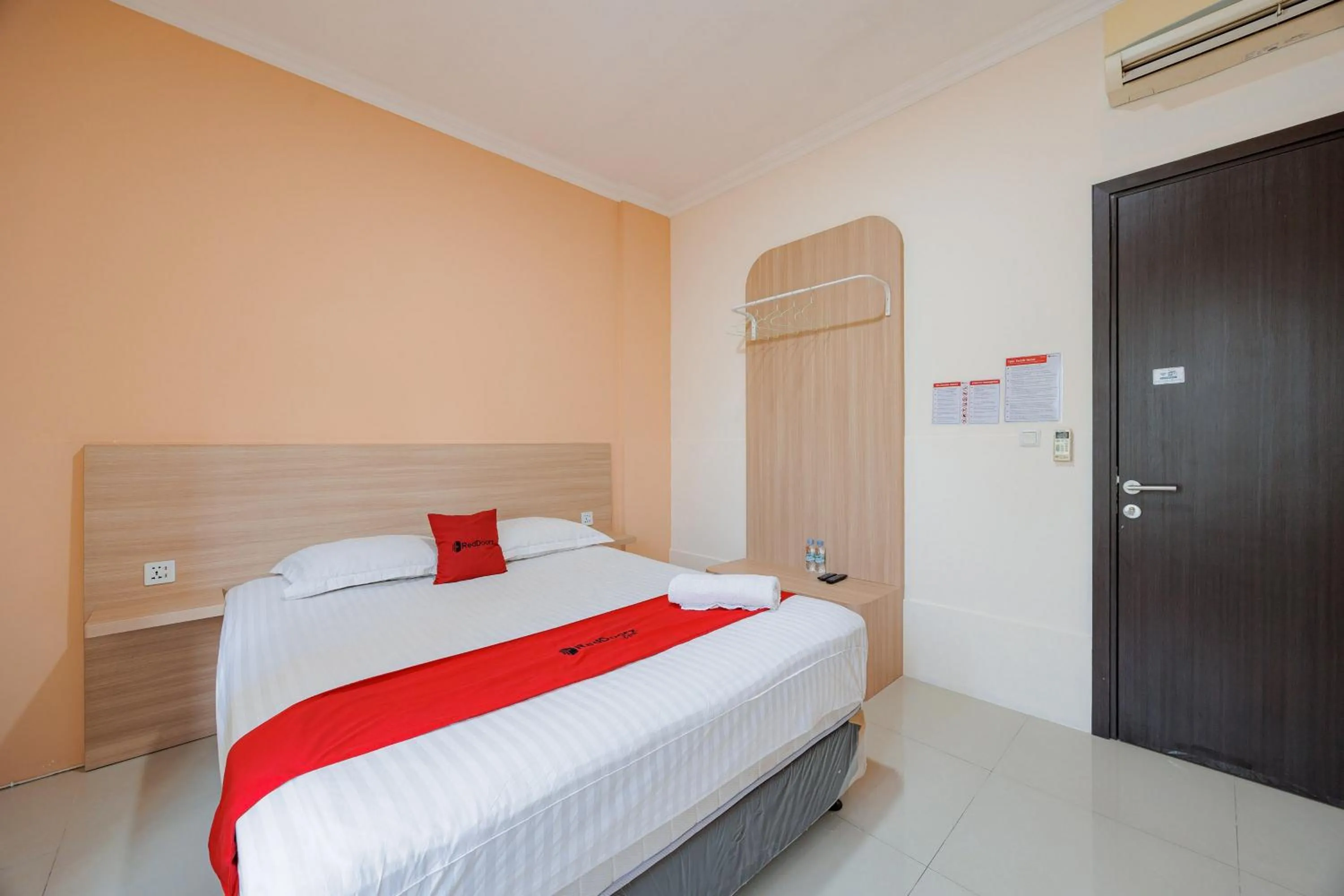Bedroom, Bed in RedDoorz near Siloam Karawaci 3