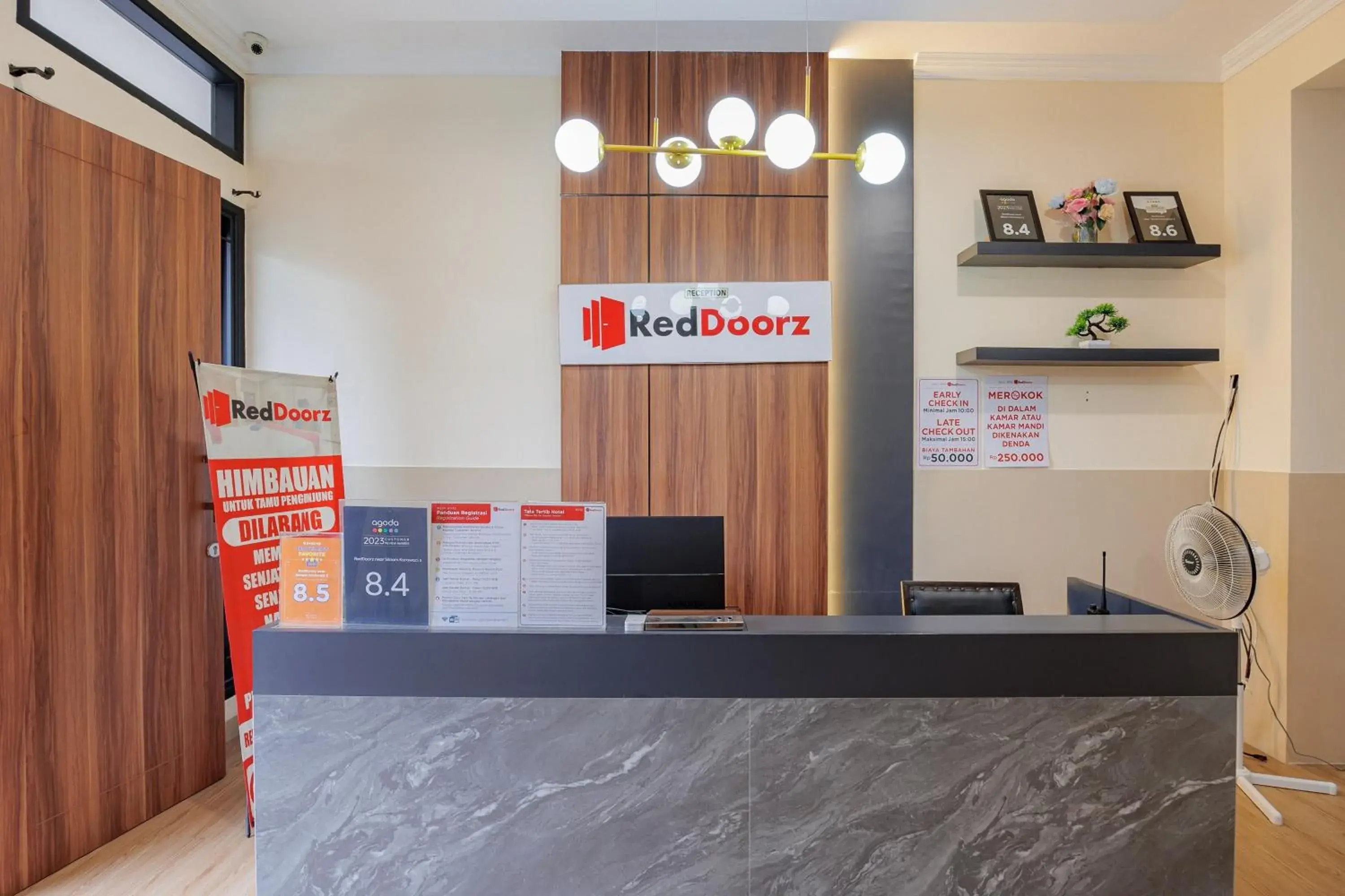 Lobby or reception in RedDoorz near Siloam Karawaci 3 Lobby or reception in RedDoorz near Siloam Karawaci 3