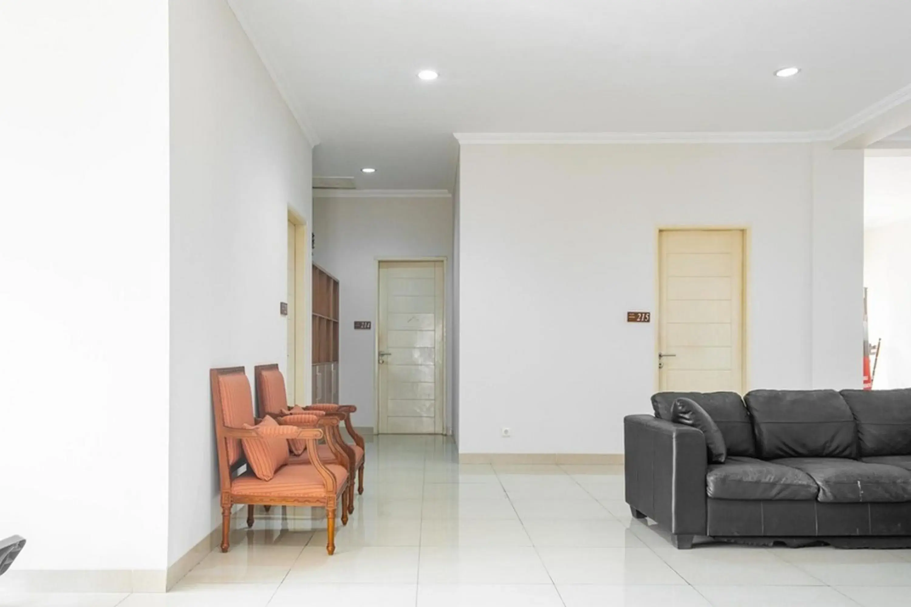 Living room in RedDoorz near Siloam Karawaci 3 Living room in RedDoorz near Siloam Karawaci 3