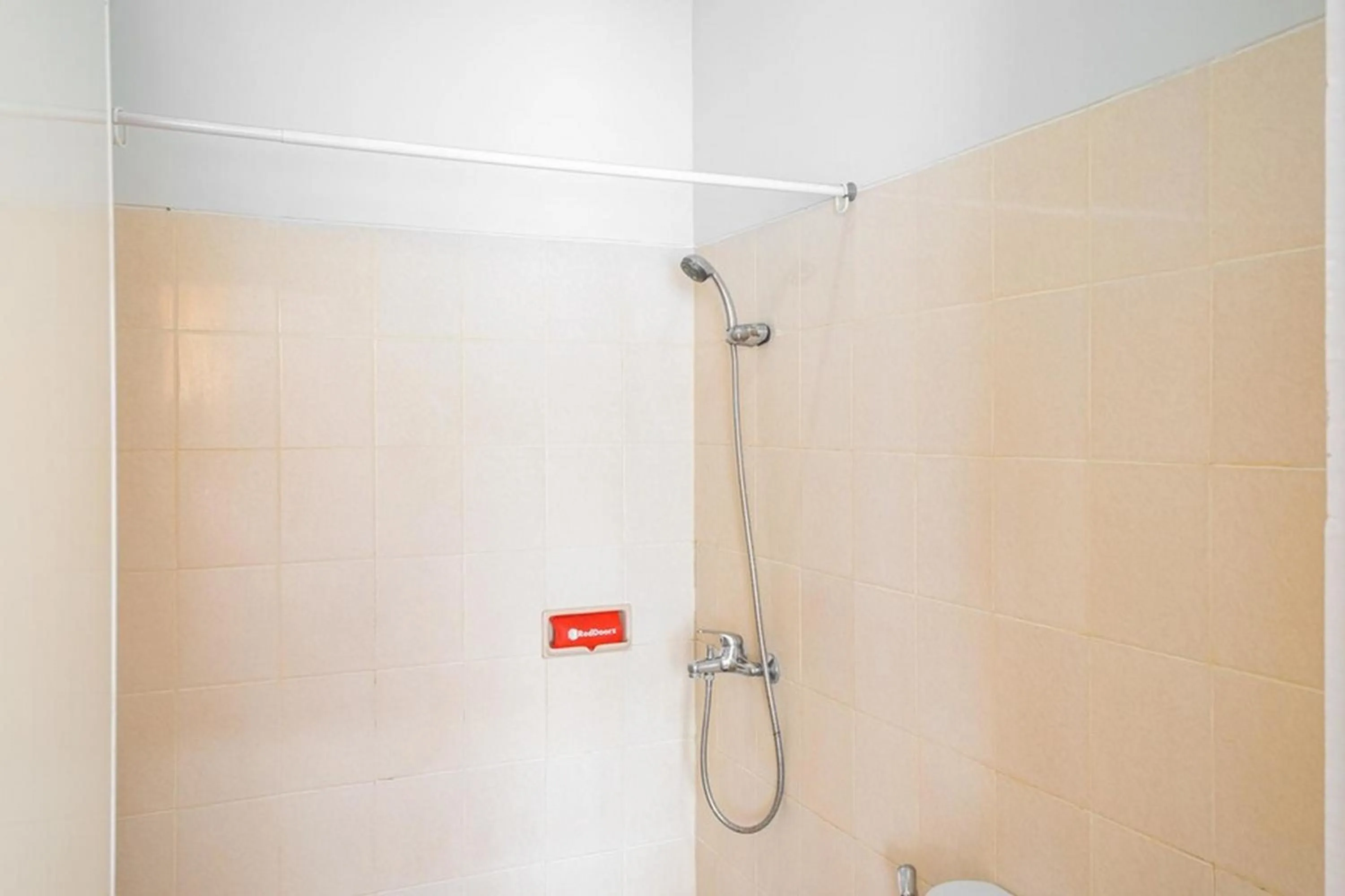 Bathroom in RedDoorz near Siloam Karawaci 3