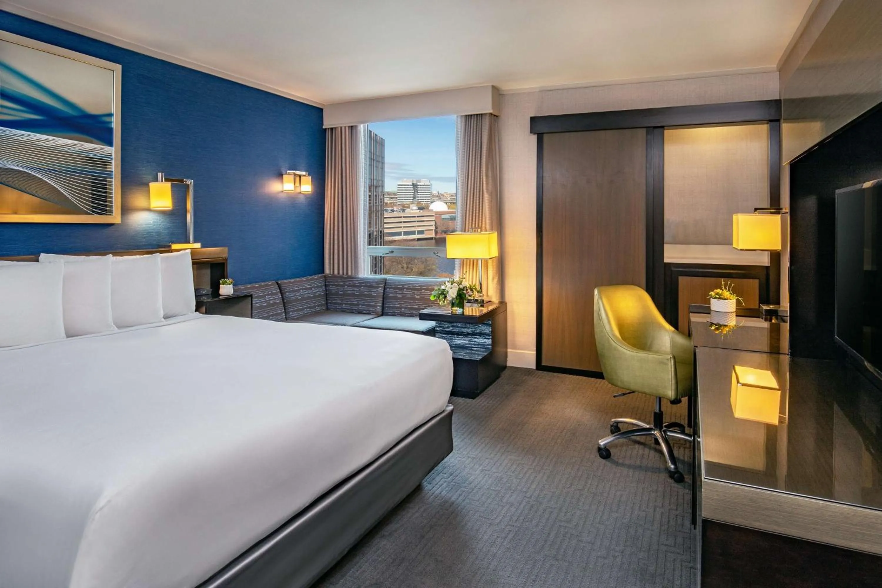 Bedroom, Bed in The Royal Sonesta Boston