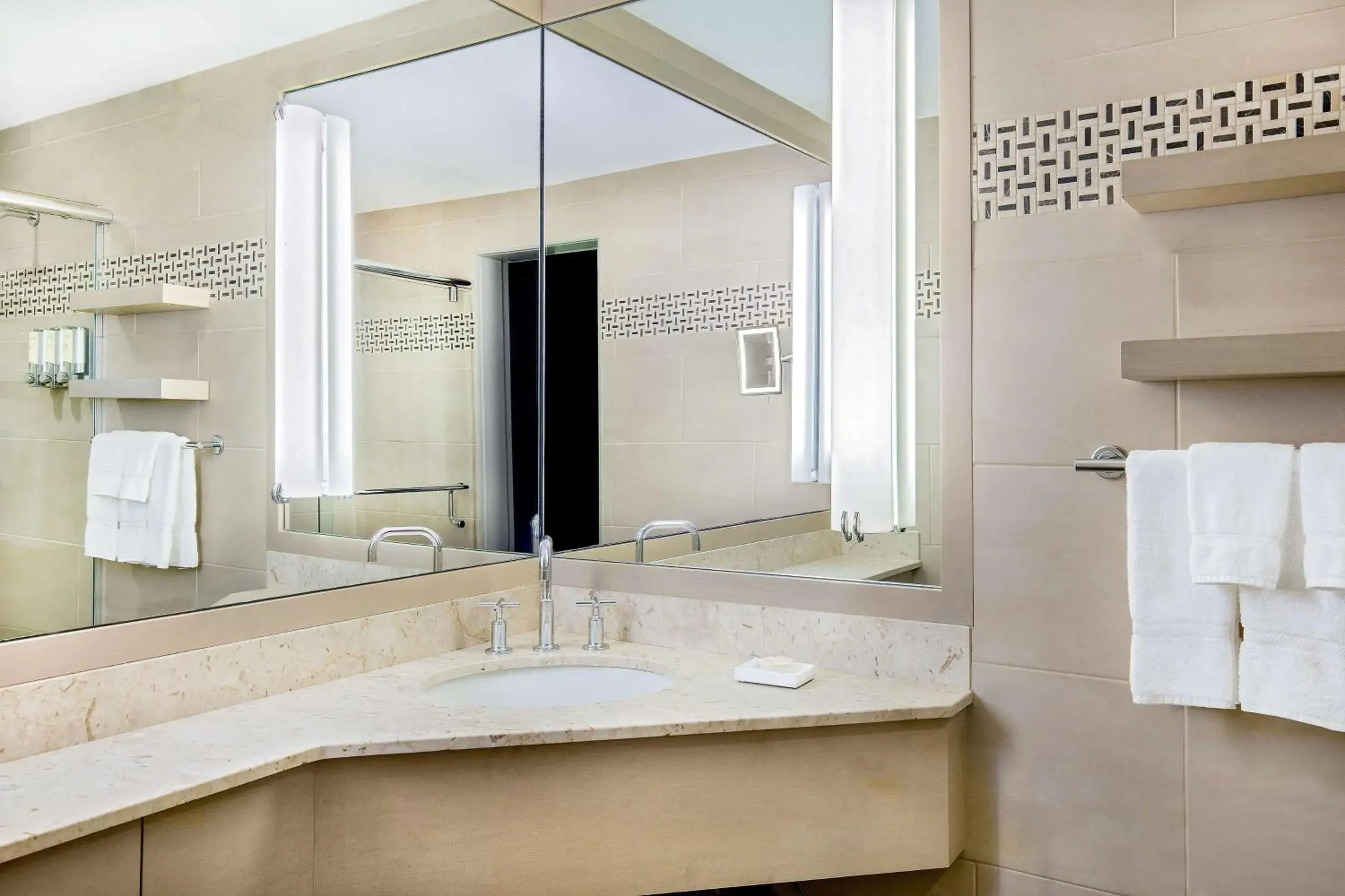 King - River View in The Royal Sonesta Boston King - River View in The Royal Sonesta Boston