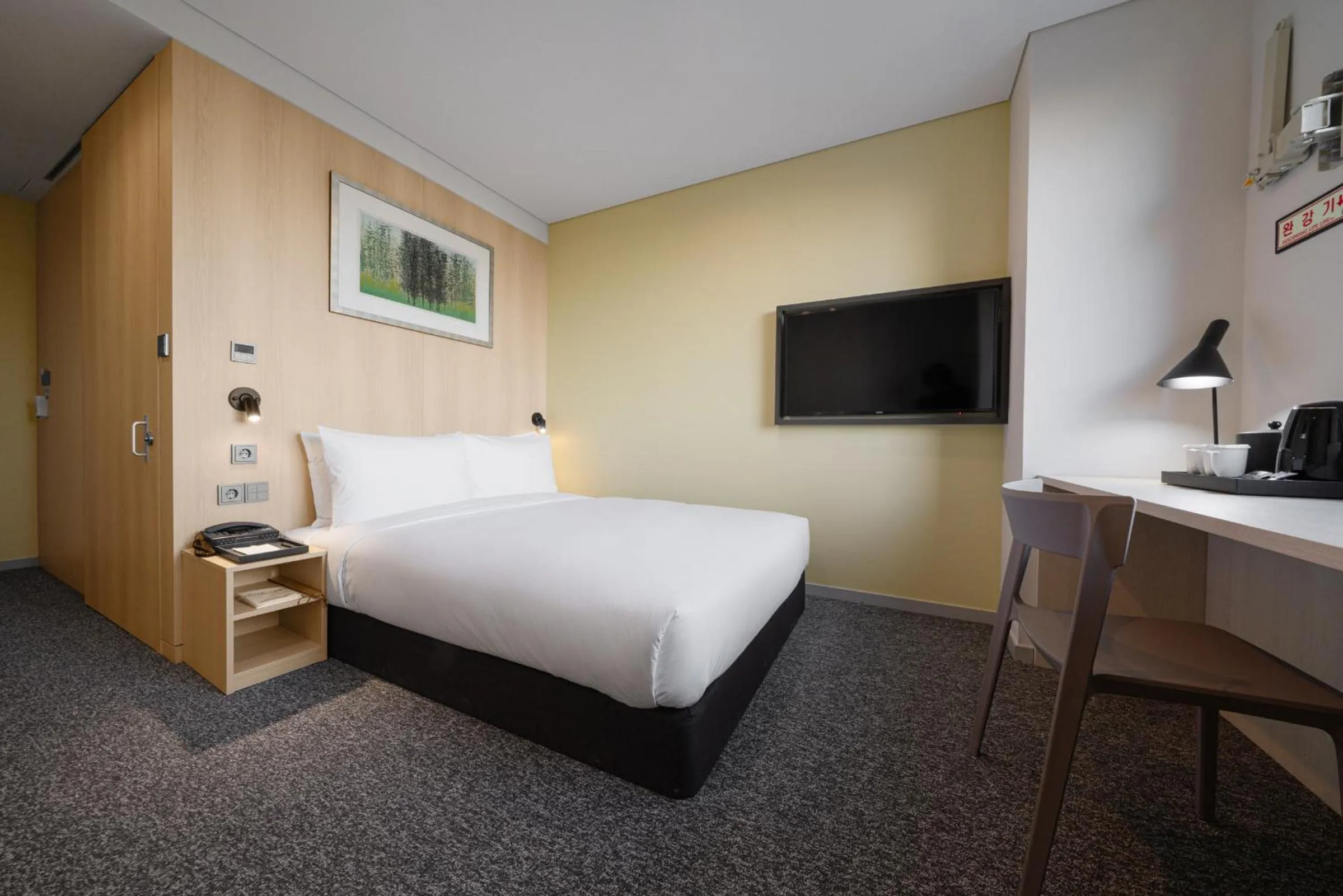 Bed in Nine Tree by Parnas Seoul Dongdaemun