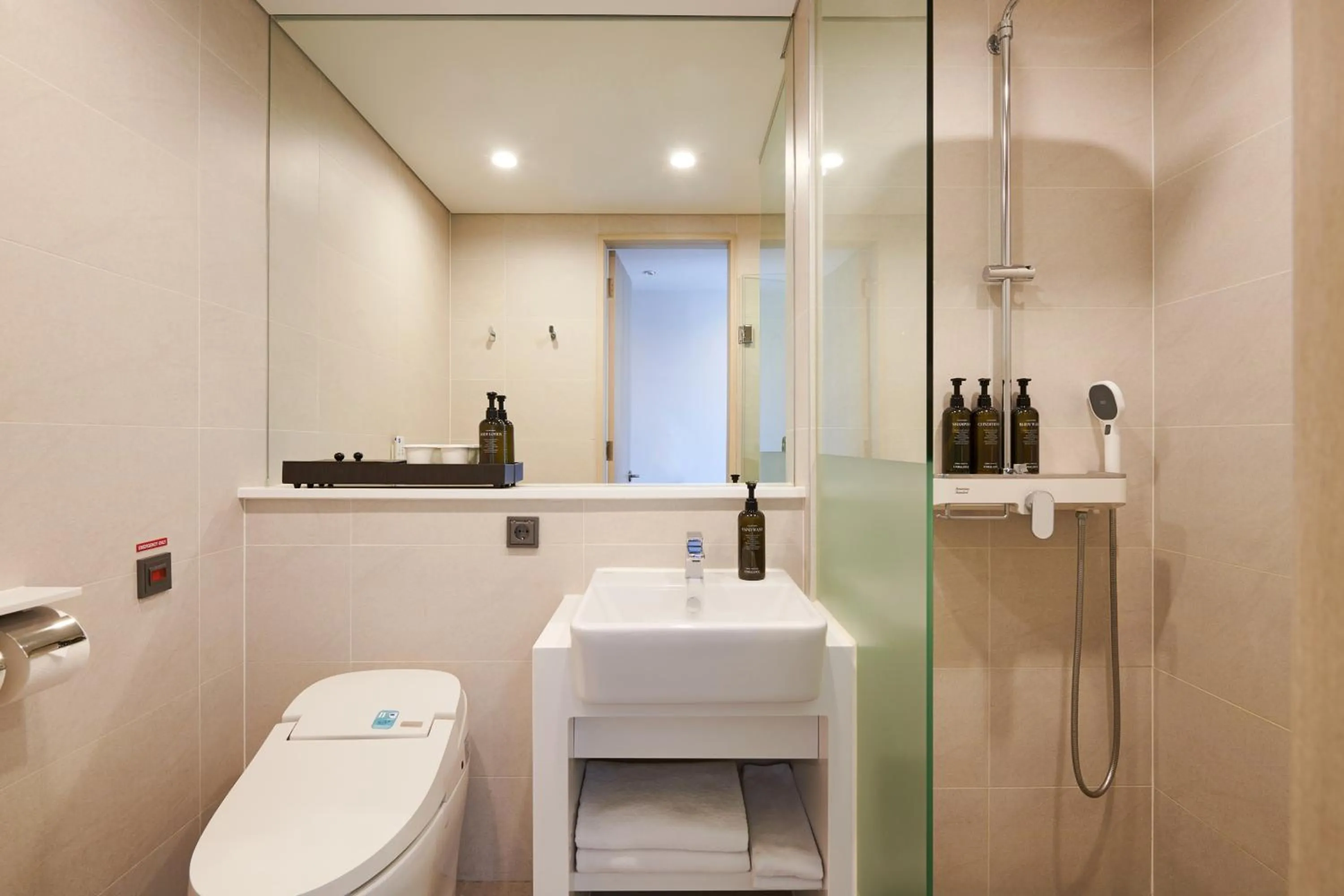 Toilet in Nine Tree by Parnas Seoul Dongdaemun