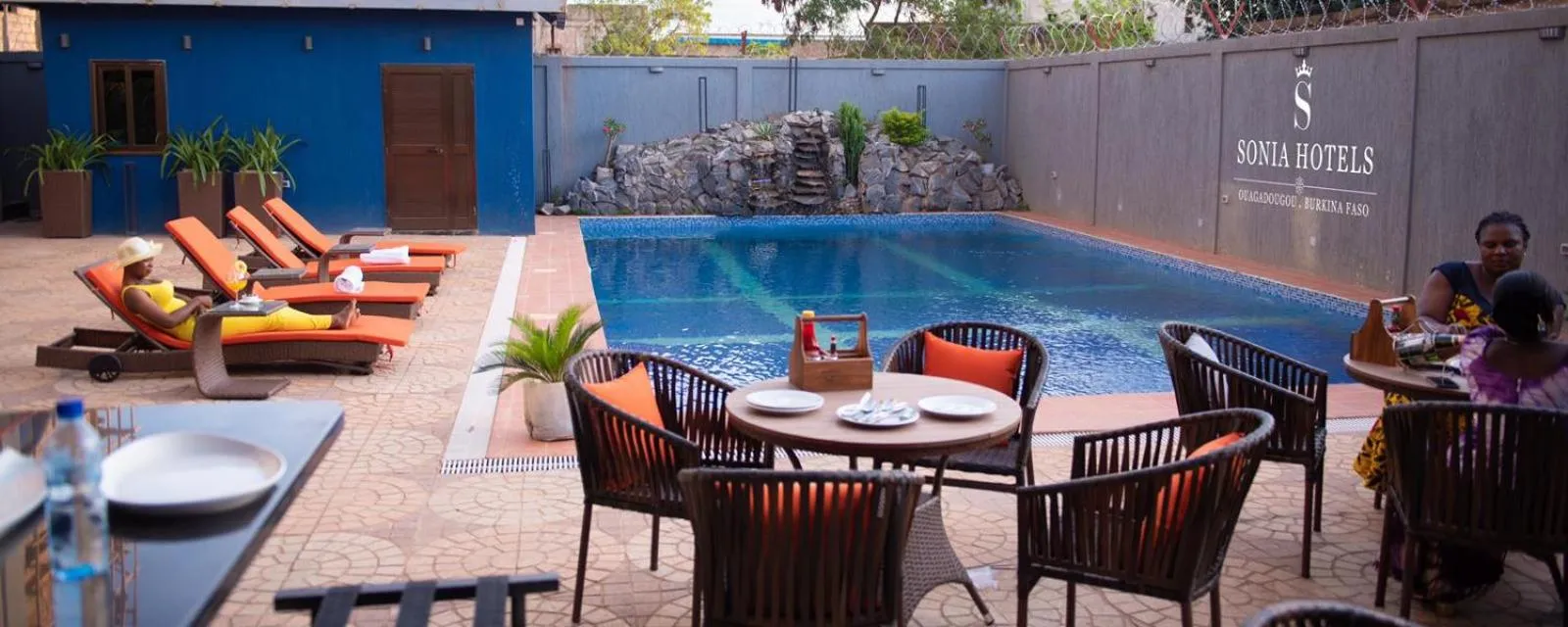 Restaurant/places to eat in Sonia Hotel