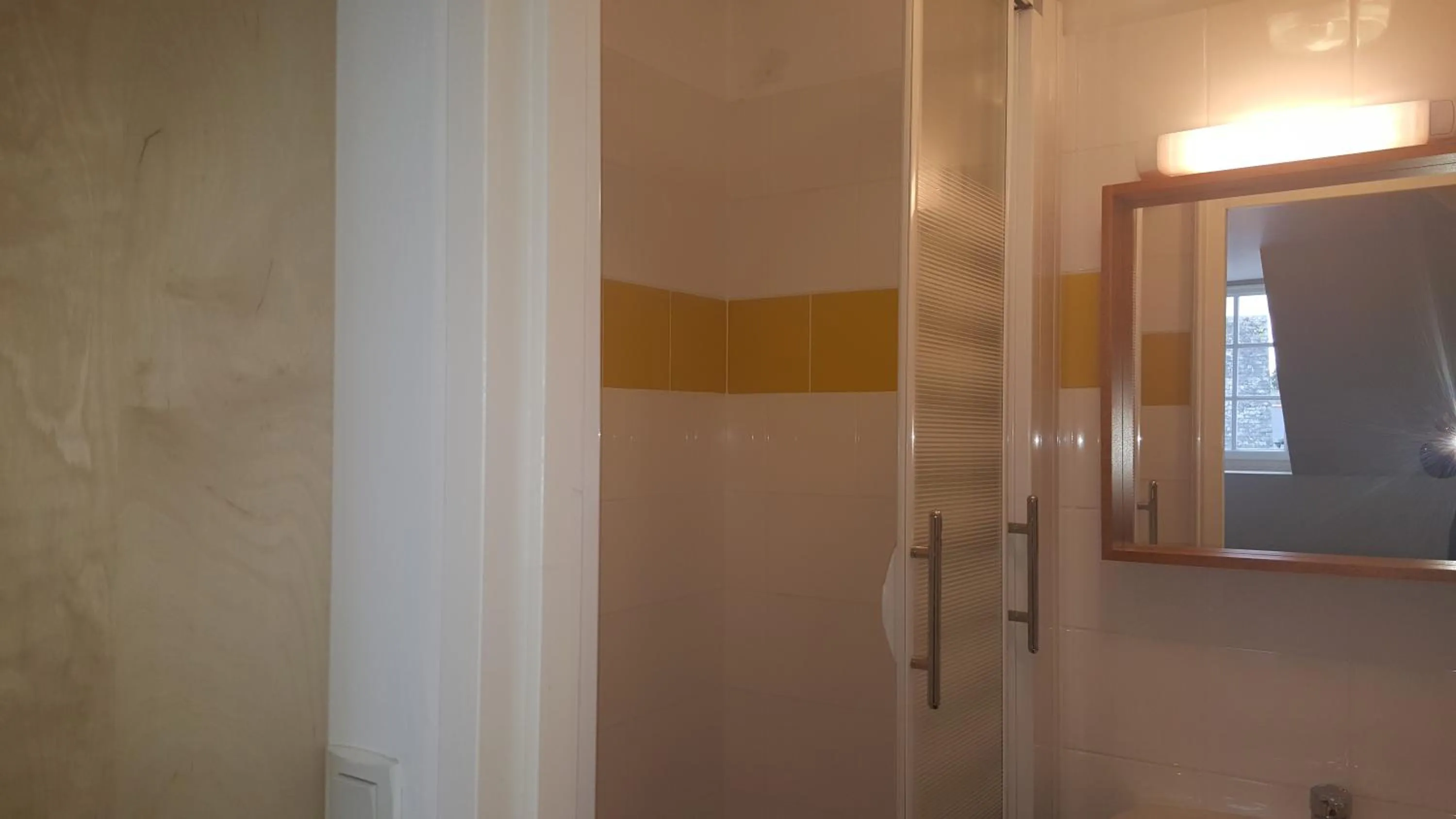 Shower in Au Pigeon Blanc