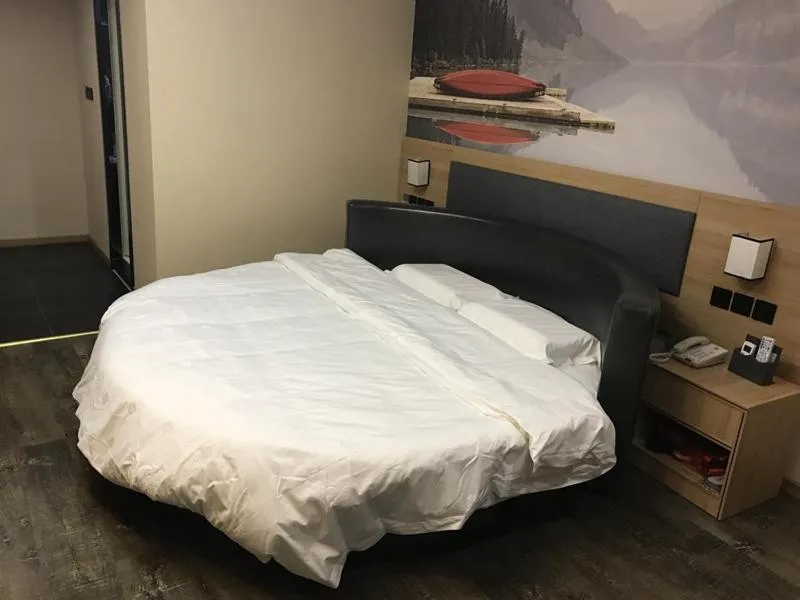 Bed in Thank Inn Plus Hotel Jiangsu Taizhou Gaogang Port Middle School