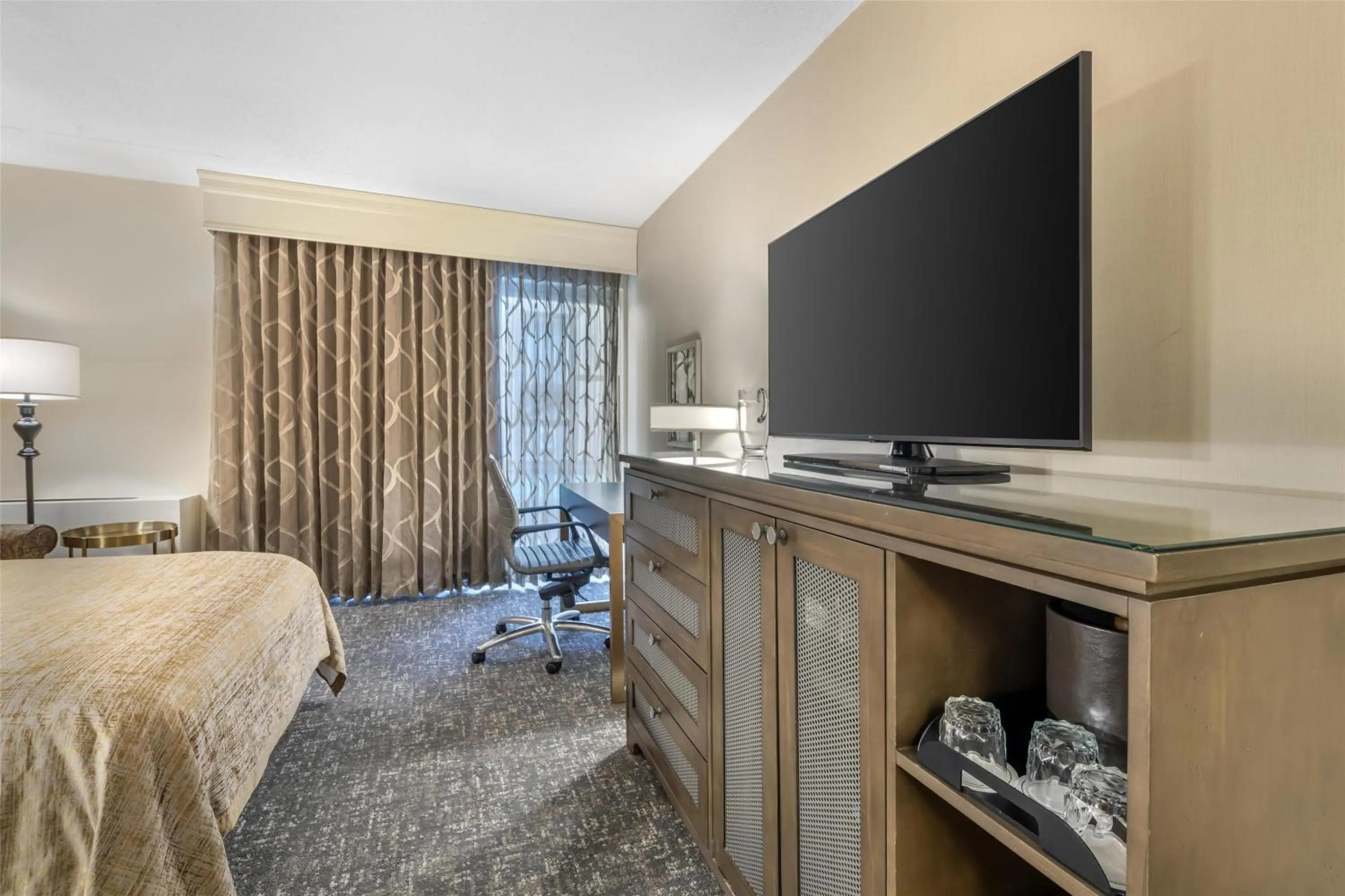 Bedroom, Bed in Best Western Plus The Normandy Inn & Suites