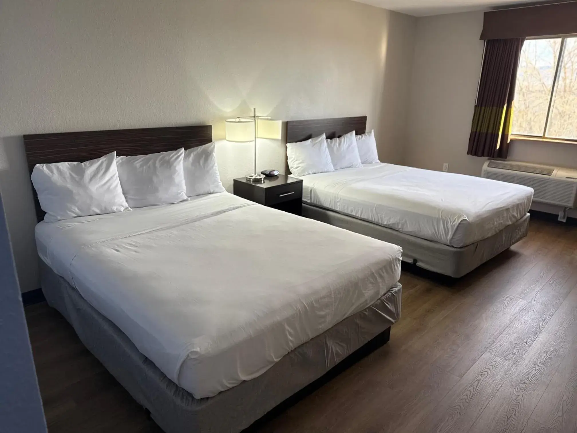 Bedroom, Bed in Albuquerque Hotel West by IHG Bedroom, Bed in Albuquerque Hotel West by IHG