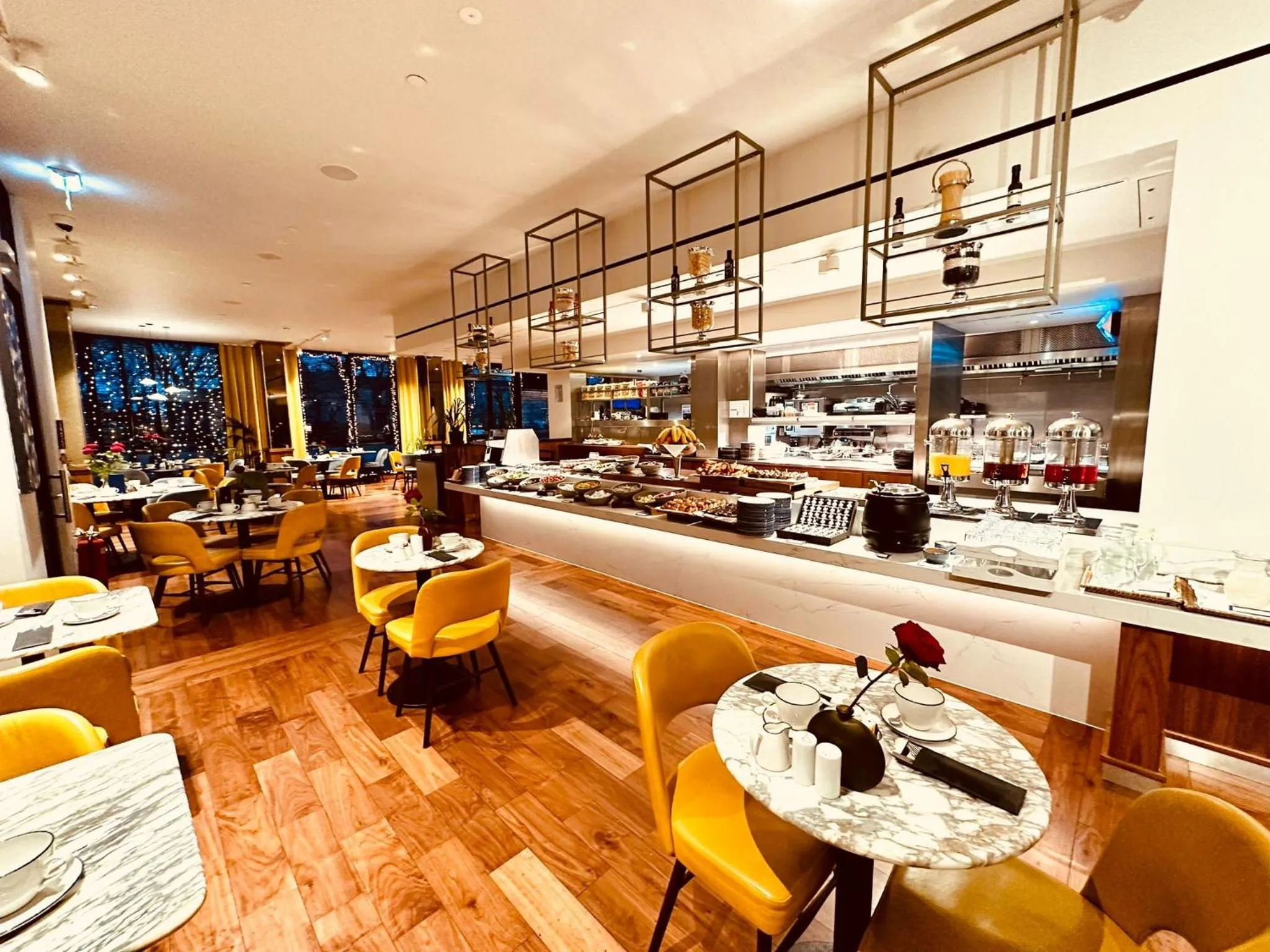 Restaurant/places to eat in Tower Suites by Blue Orchid