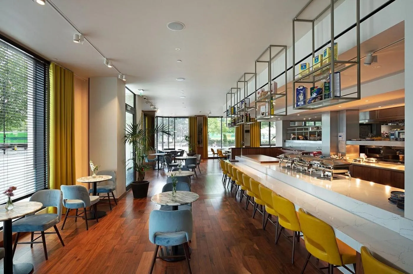 Restaurant/places to eat in Tower Suites by Blue Orchid