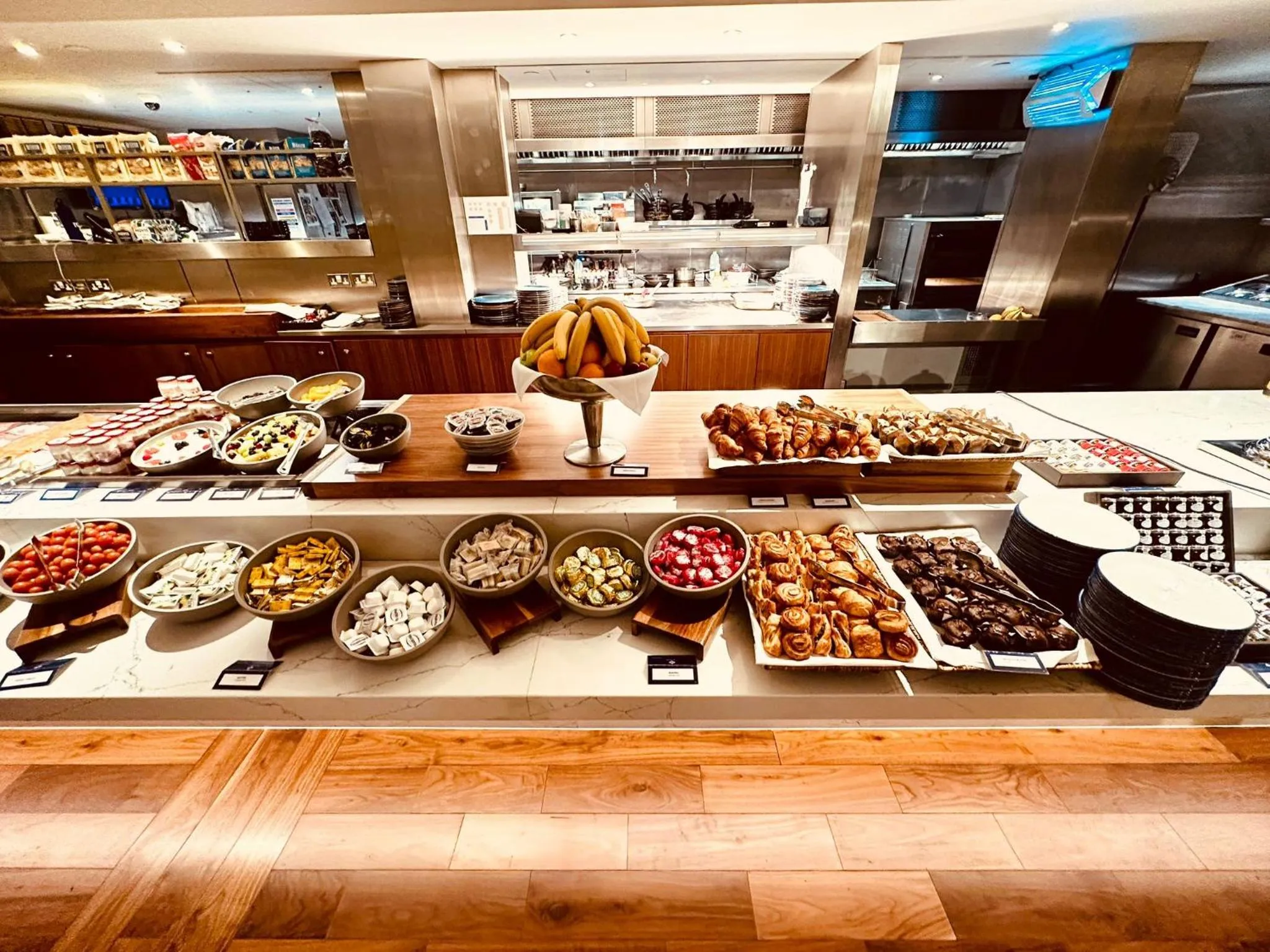 Restaurant/places to eat in Tower Suites by Blue Orchid