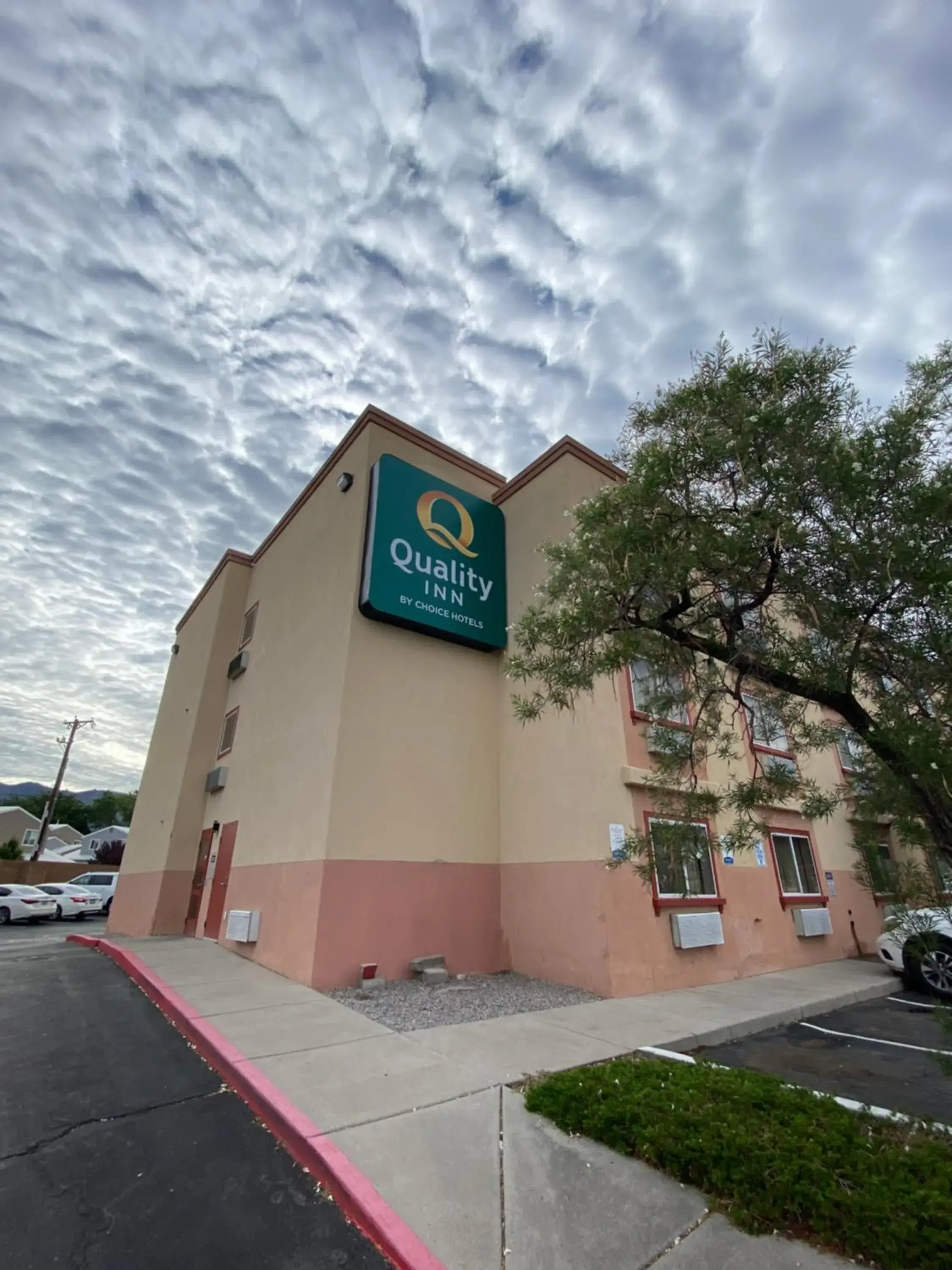 Property building in Quality Inn Albuquerque East I-40 Juan Tabo Exit Property building in Quality Inn Albuquerque East I-40 Juan Tabo Exit