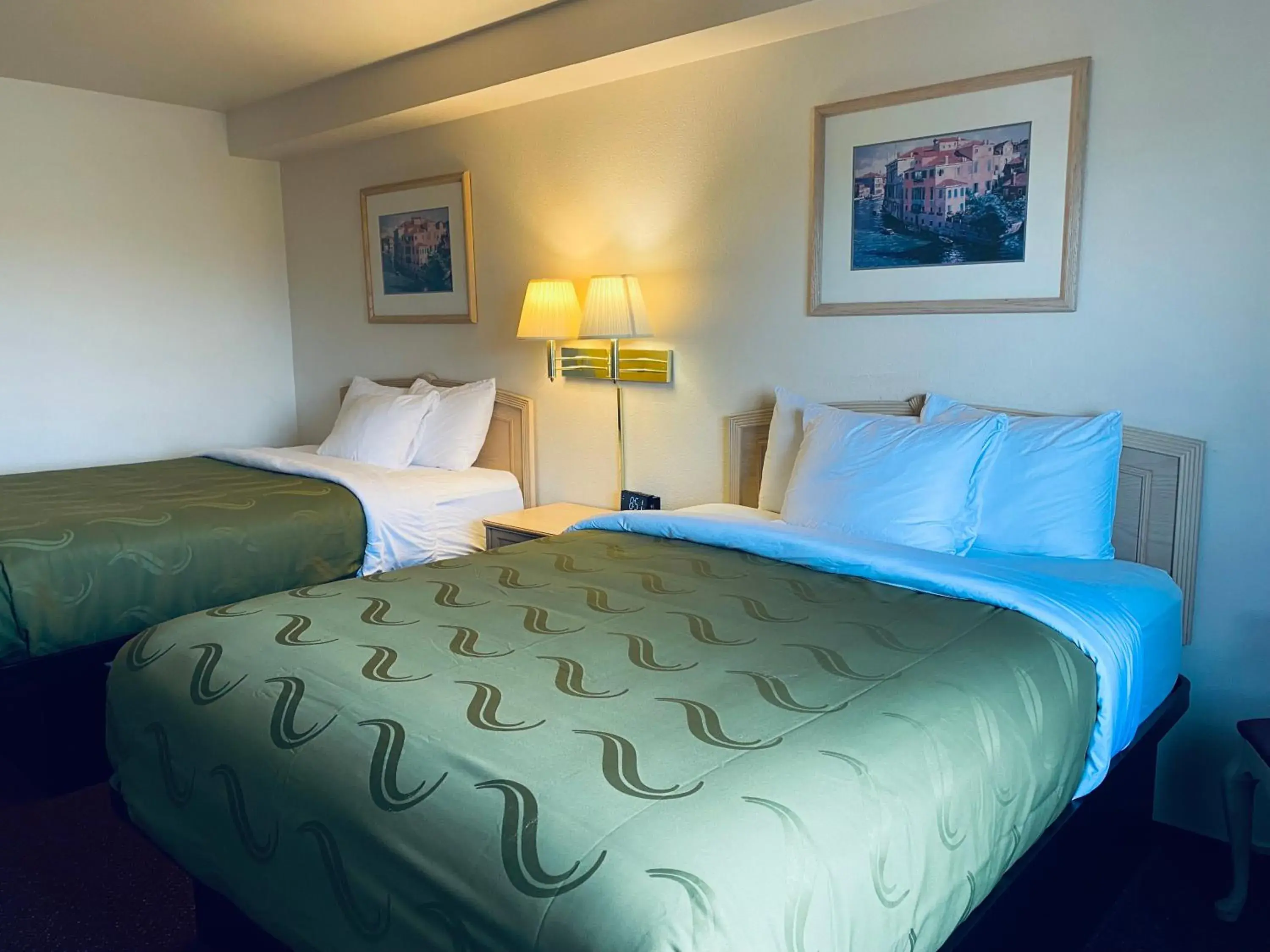 Bed in Quality Inn Albuquerque East I-40 Juan Tabo Exit Bed in Quality Inn Albuquerque East I-40 Juan Tabo Exit