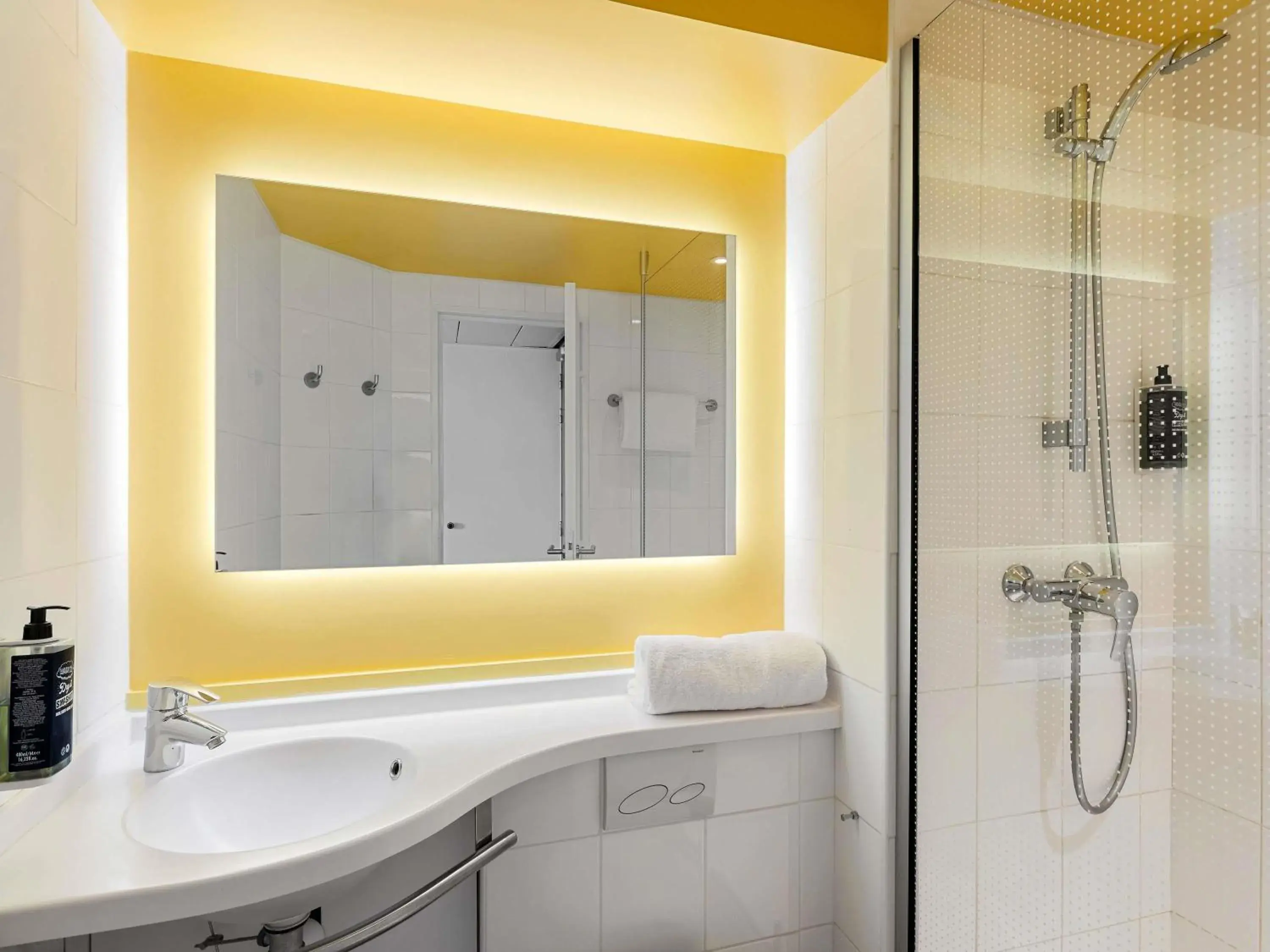 Bedroom in ibis Nice Aéroport Promenade des Anglais Bedroom in ibis Nice Aéroport Promenade des Anglais