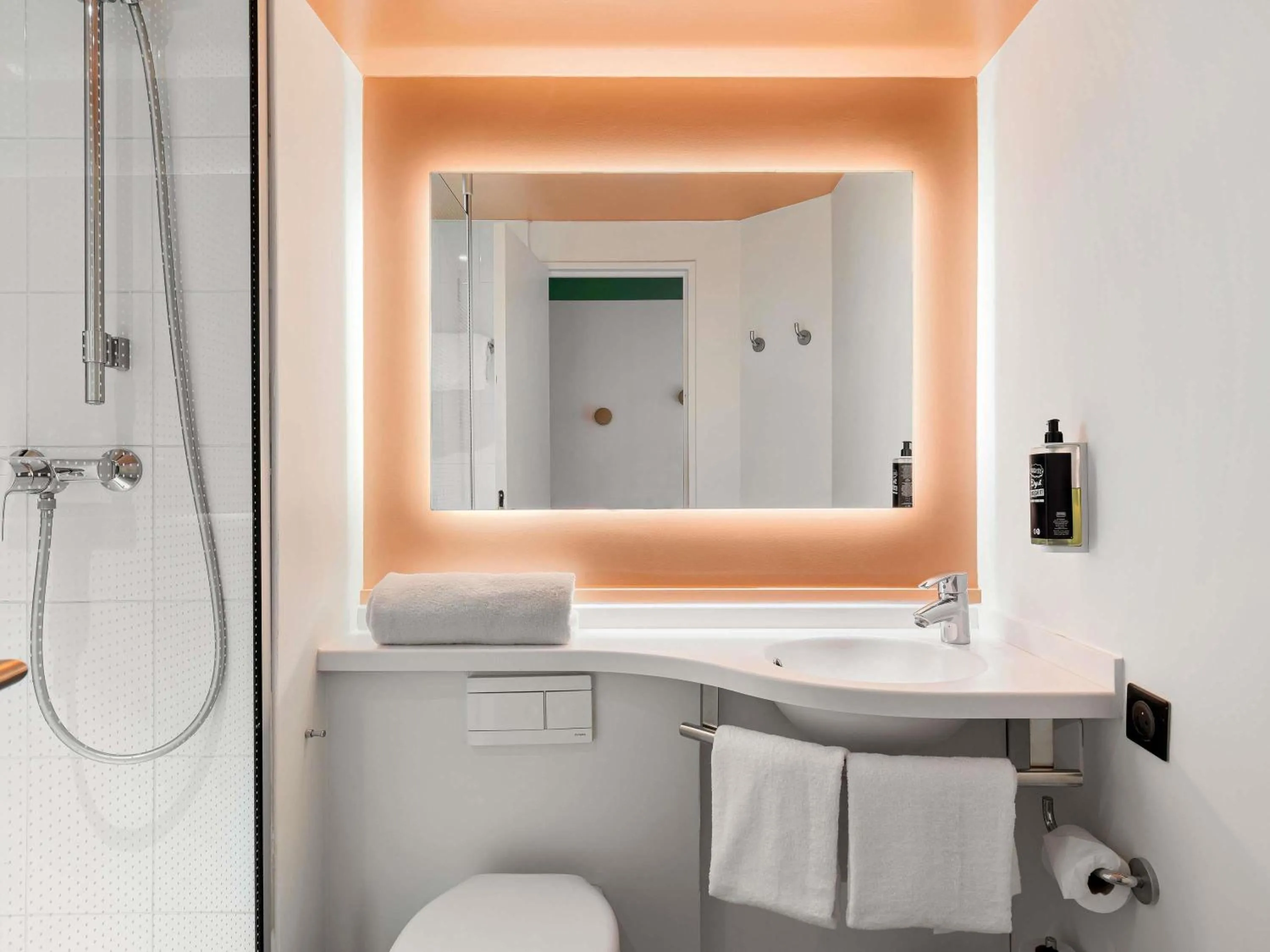 Bedroom in ibis Nice Aéroport Promenade des Anglais