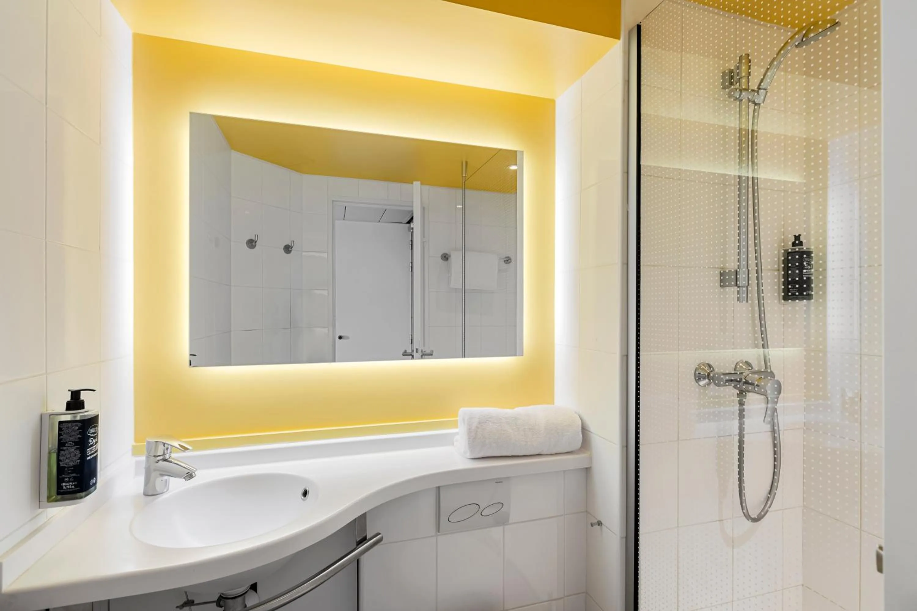 Bathroom in ibis Nice Aéroport Promenade des Anglais