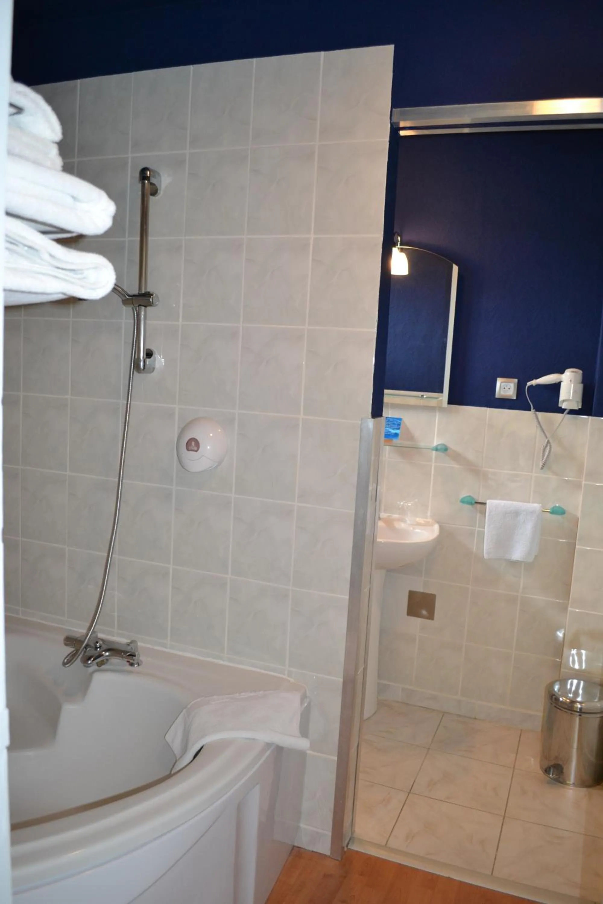 Bathroom in La Tour du Loup