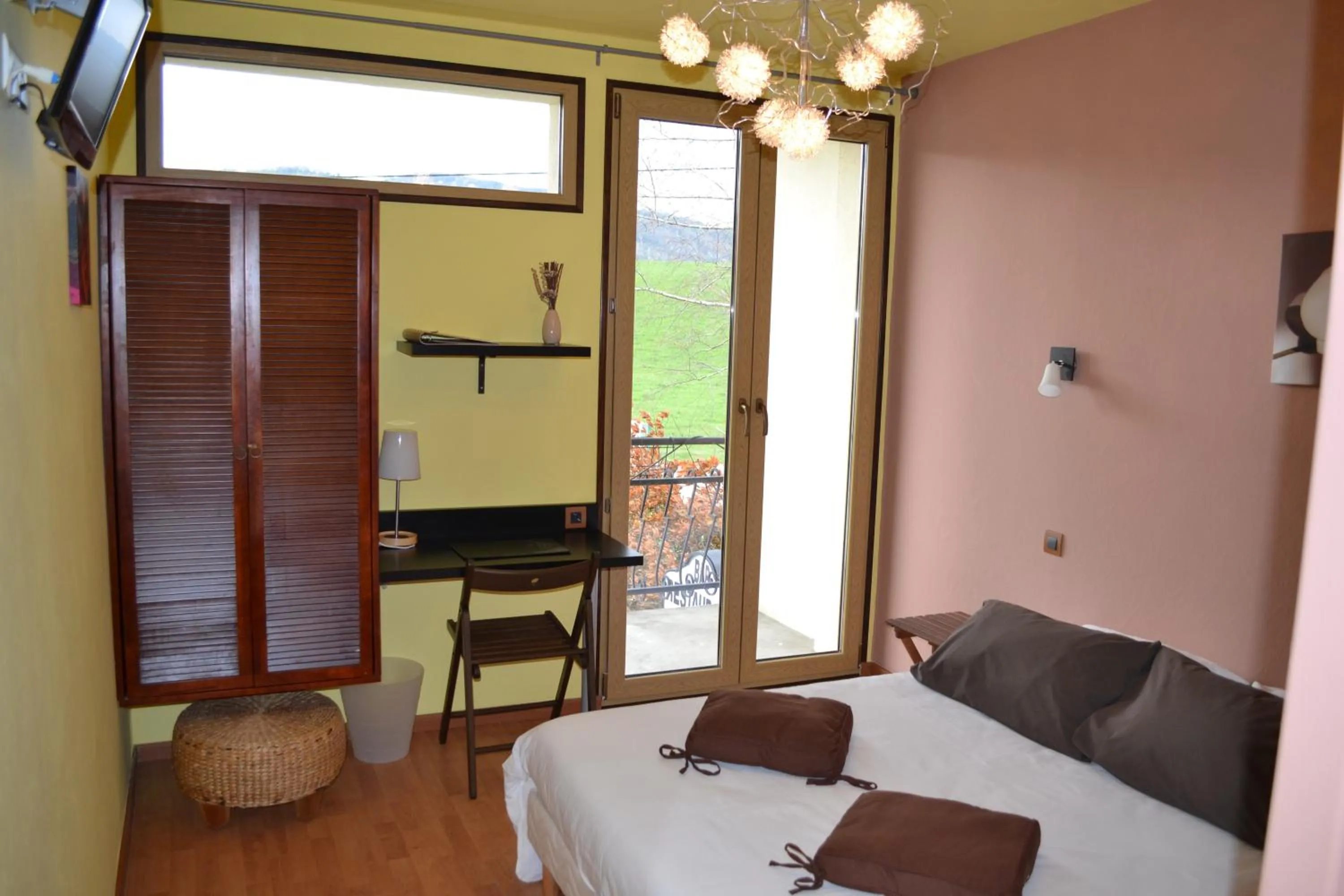 Photo of the whole room in La Tour du Loup